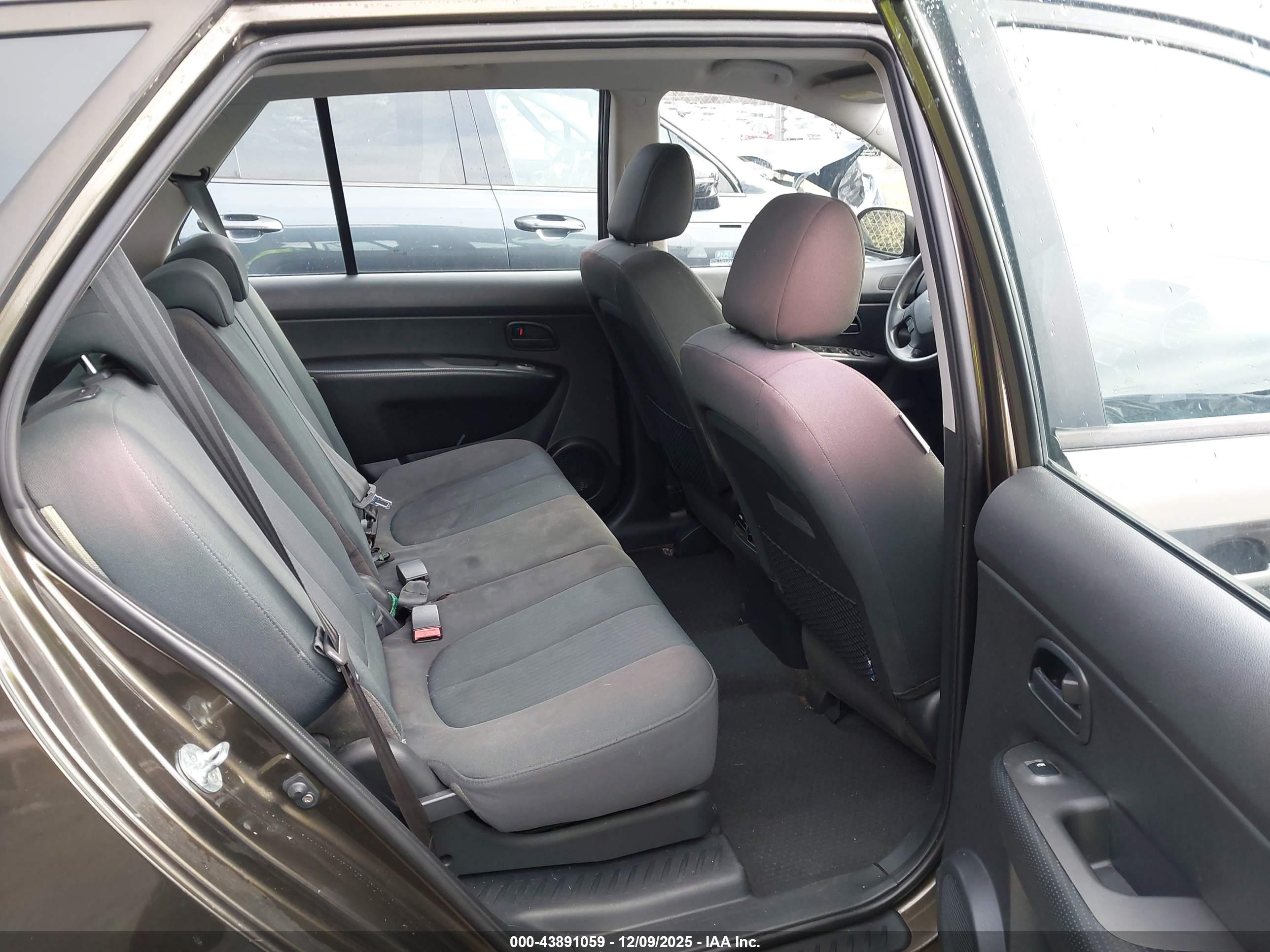 KIA RONDO image 8
