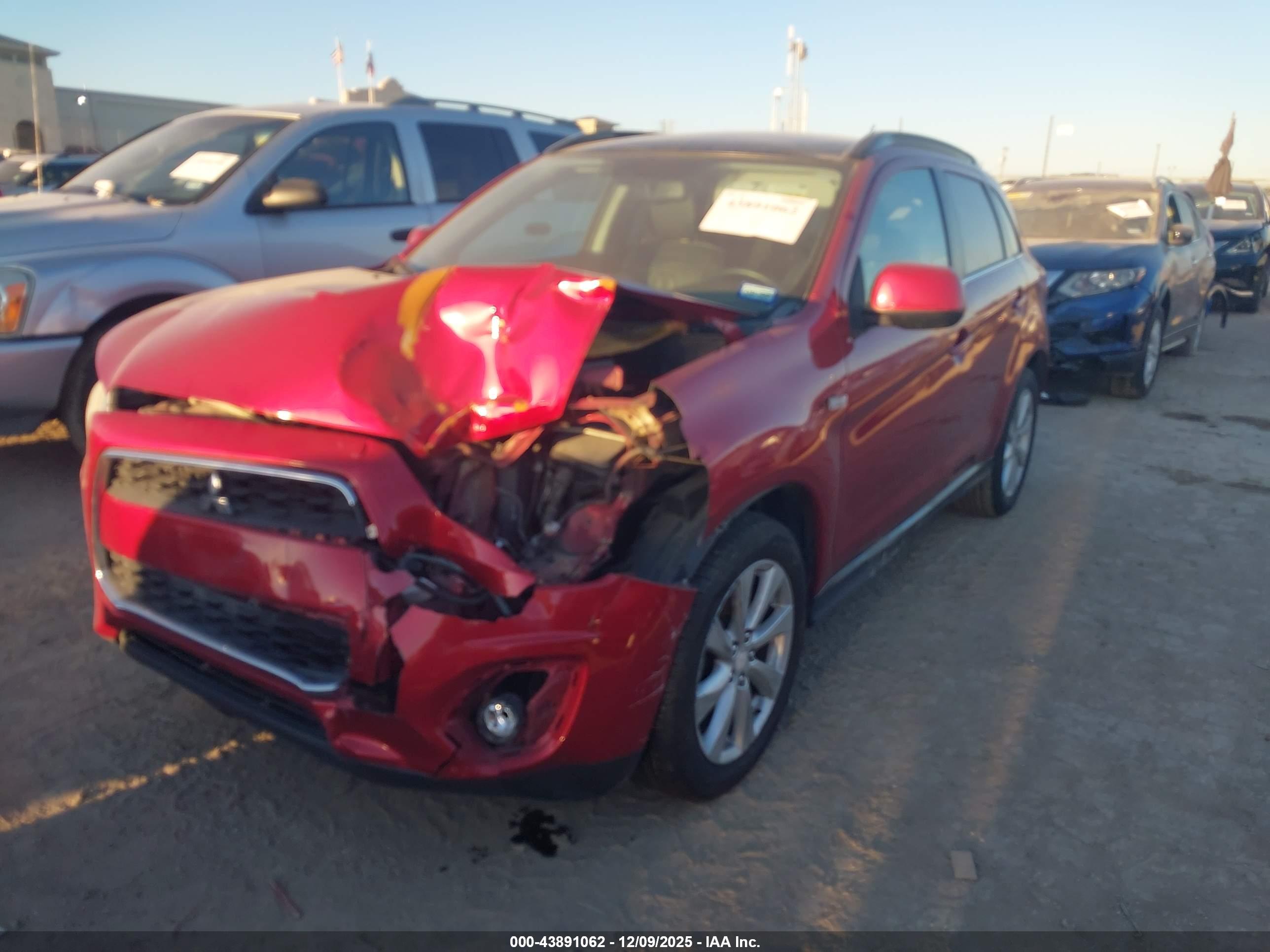 MITSUBISHI OUTLANDER image 2