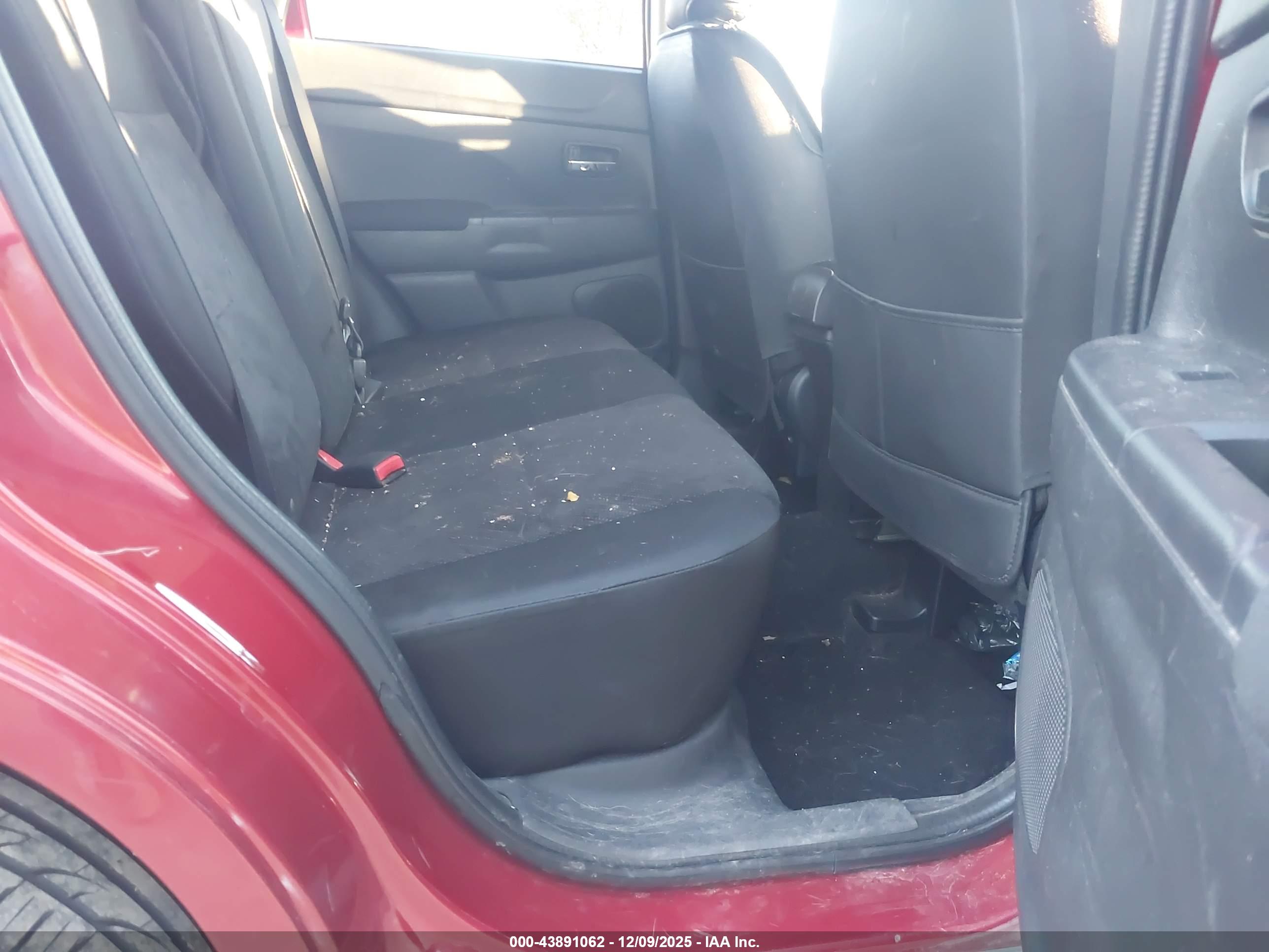 MITSUBISHI OUTLANDER image 8