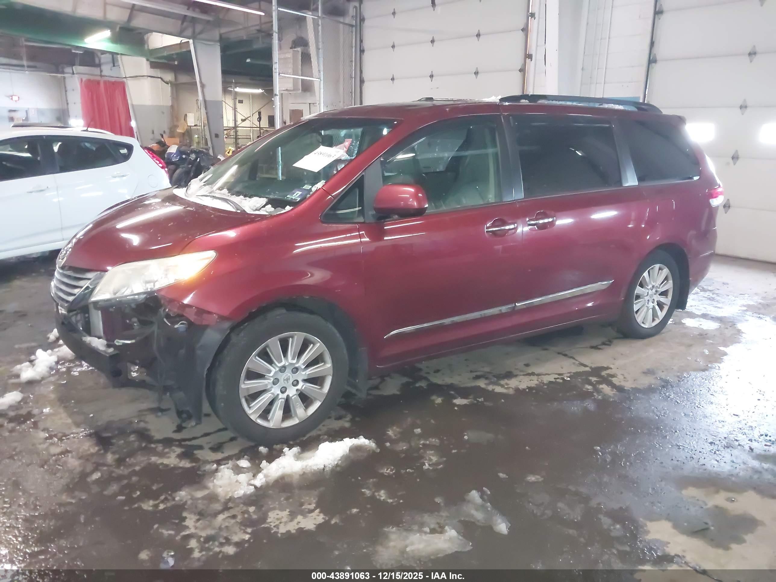 TOYOTA SIENNA image 2