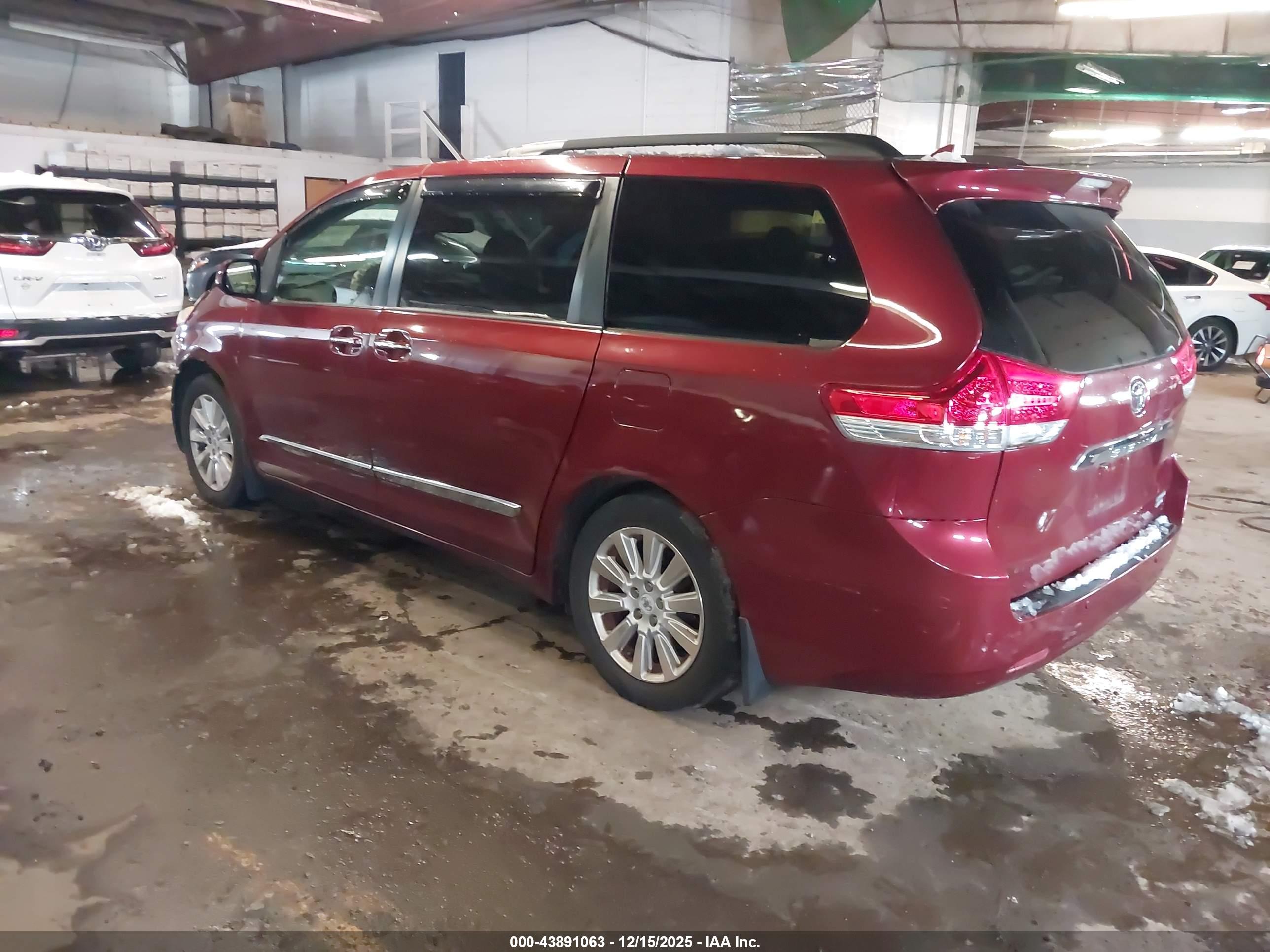 TOYOTA SIENNA image 3