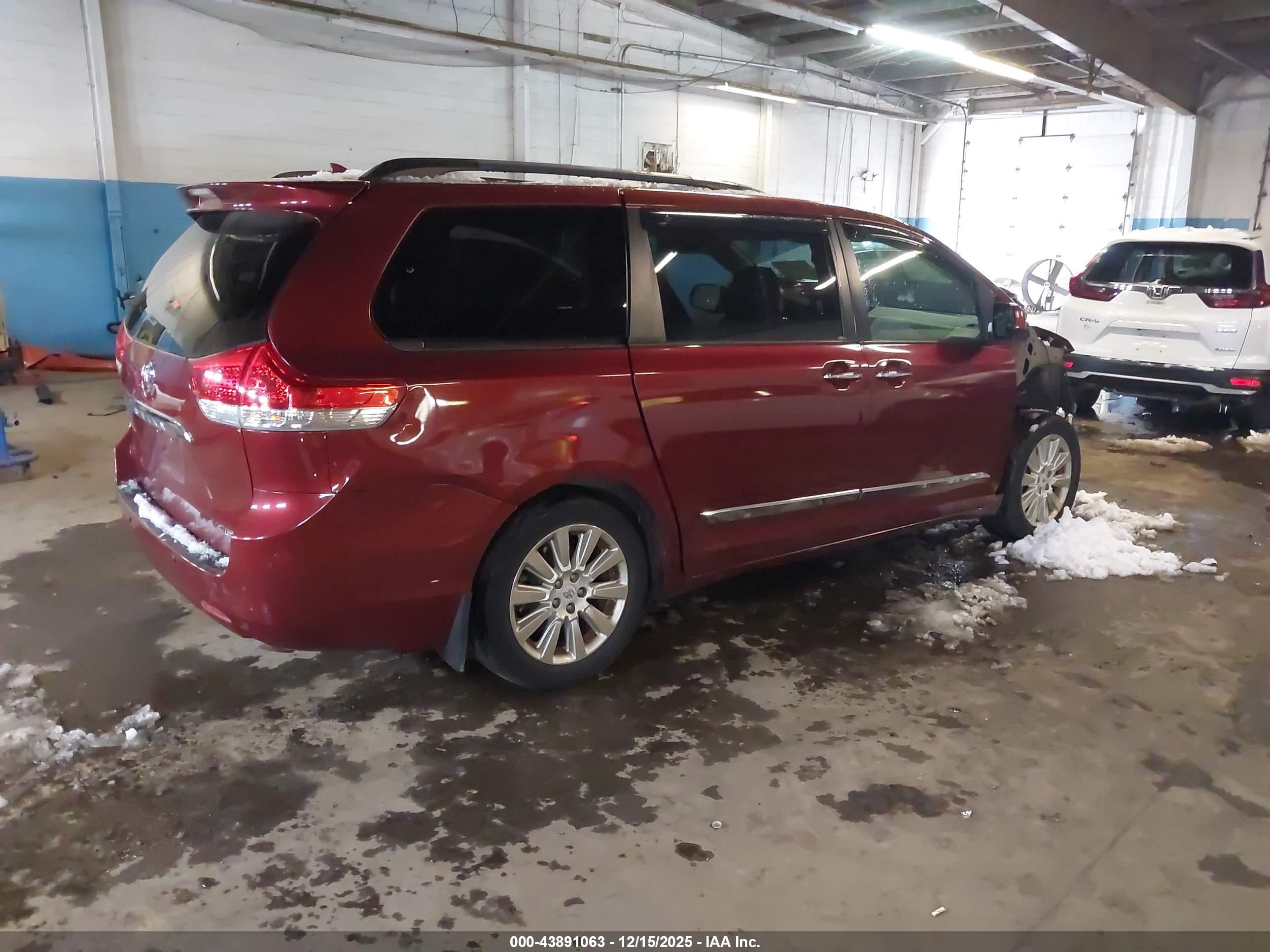 TOYOTA SIENNA image 4