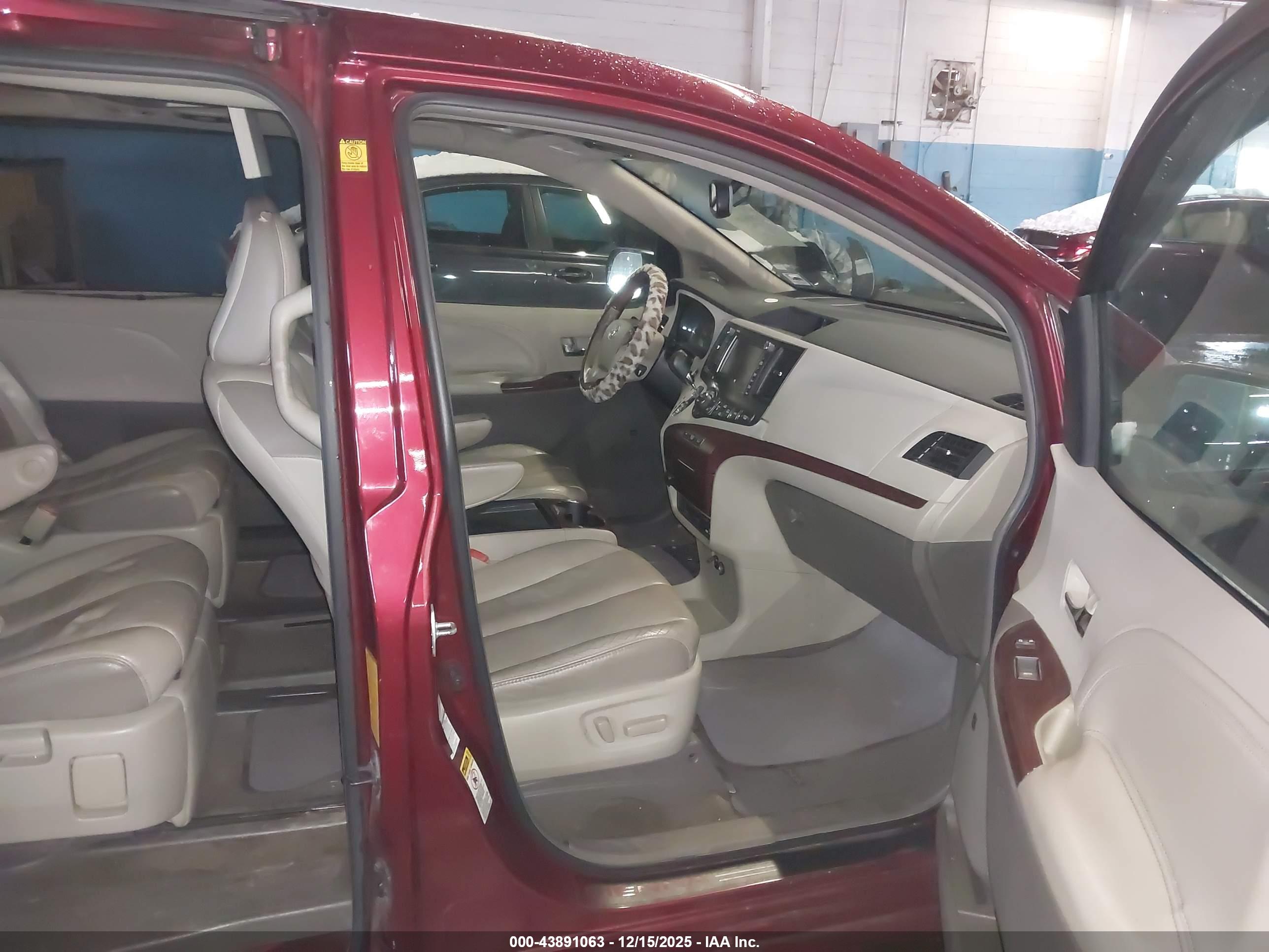 TOYOTA SIENNA image 5