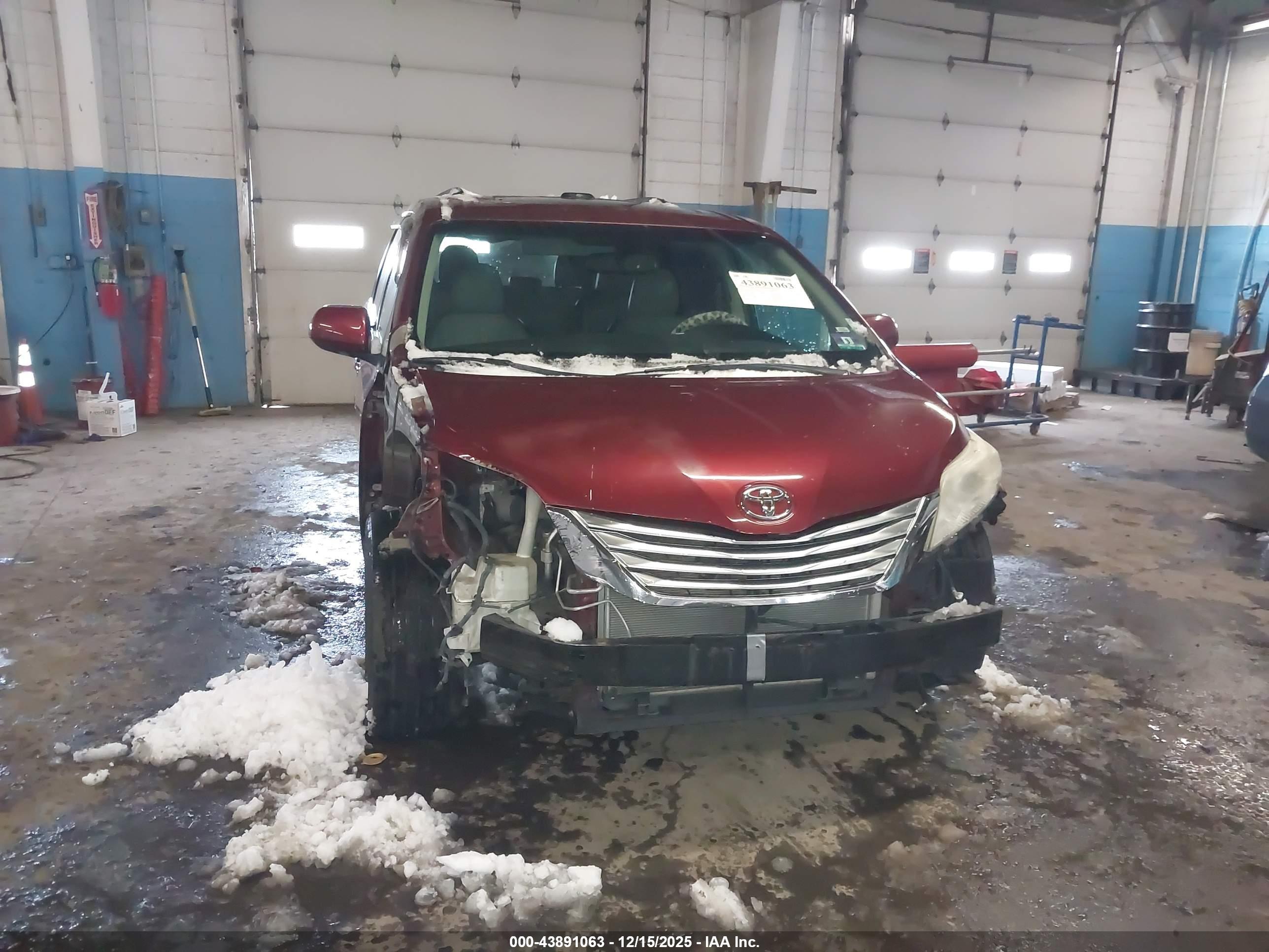 TOYOTA SIENNA image 6