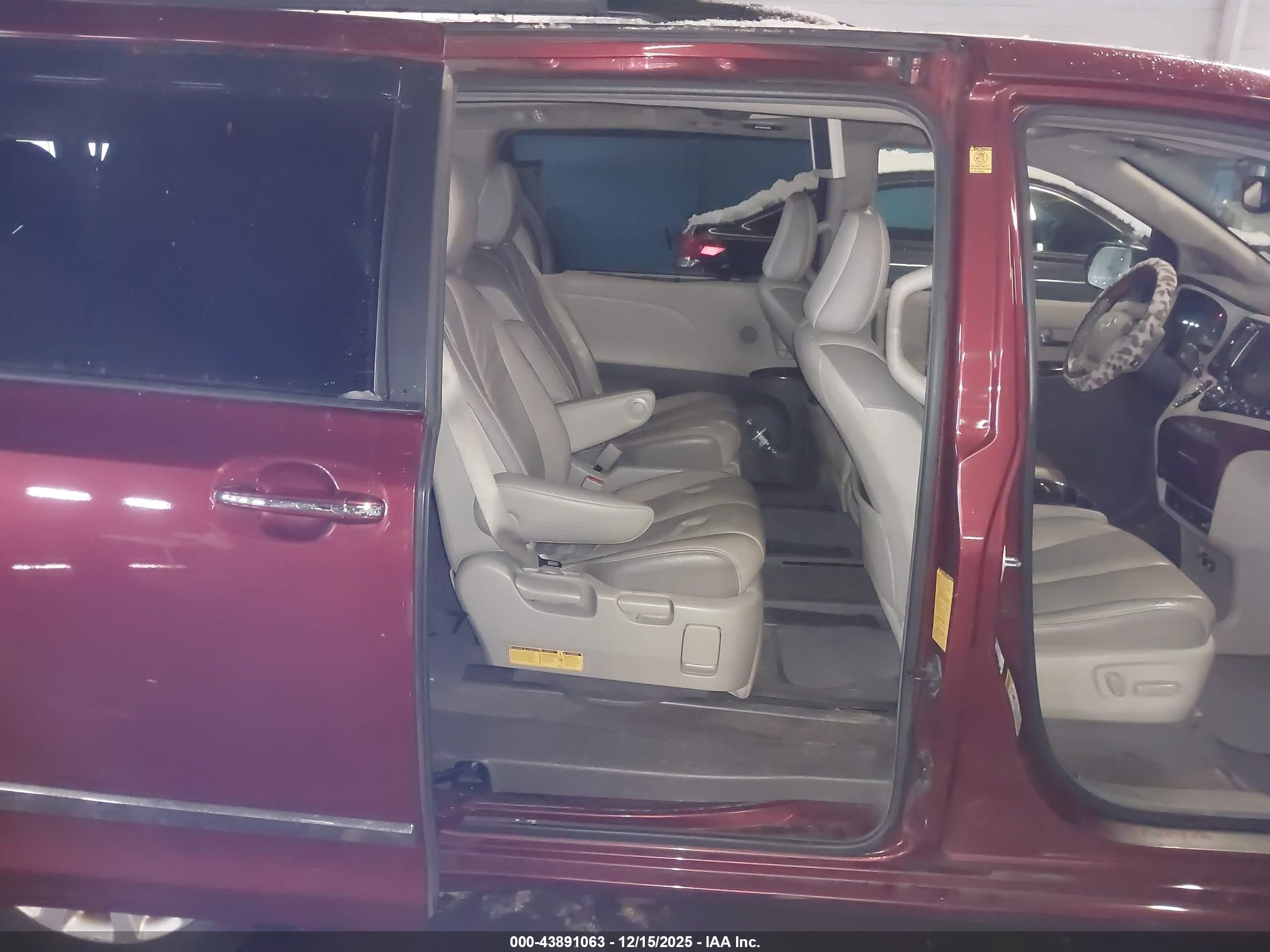 TOYOTA SIENNA image 8