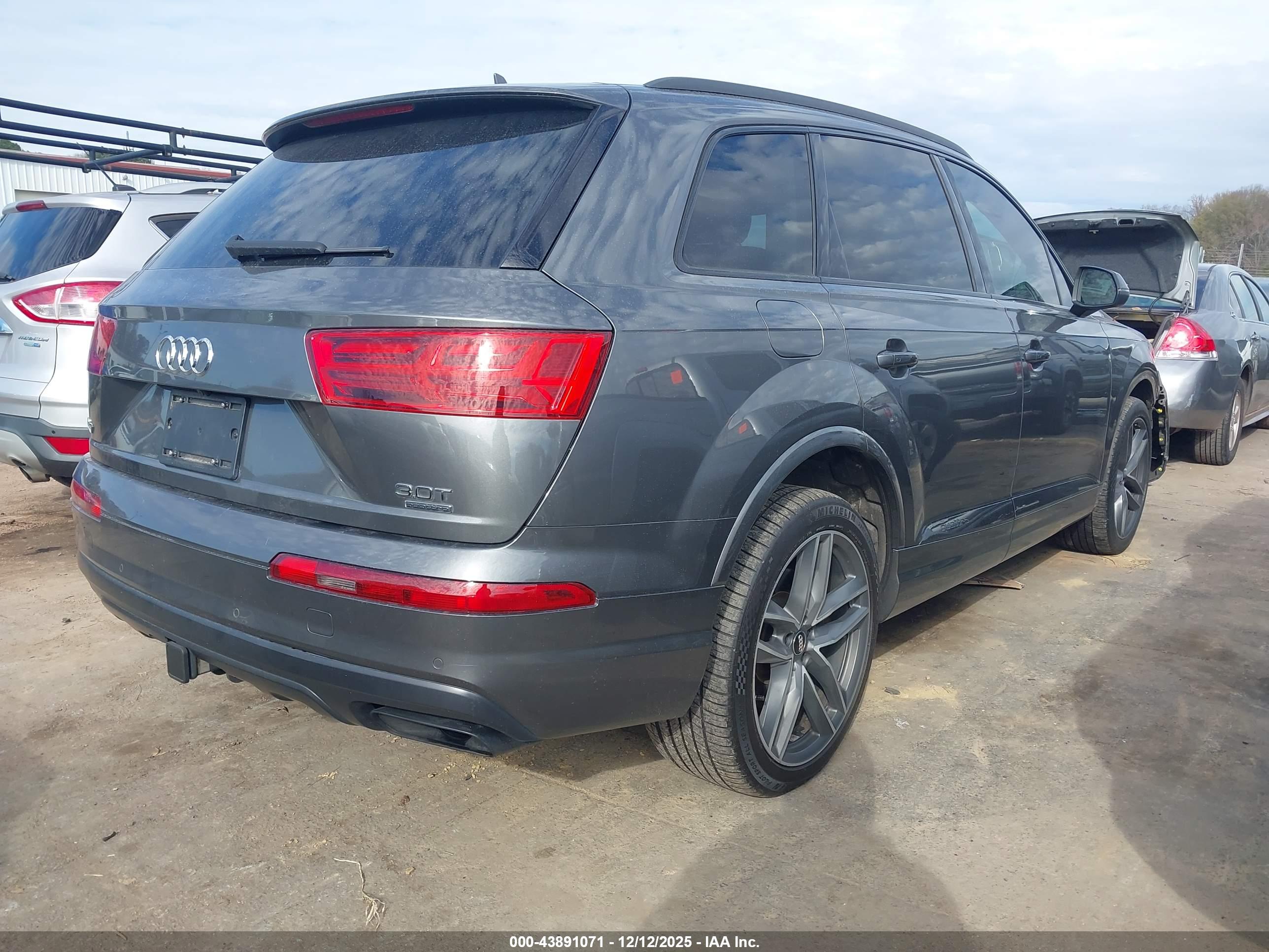 AUDI Q7 image 4
