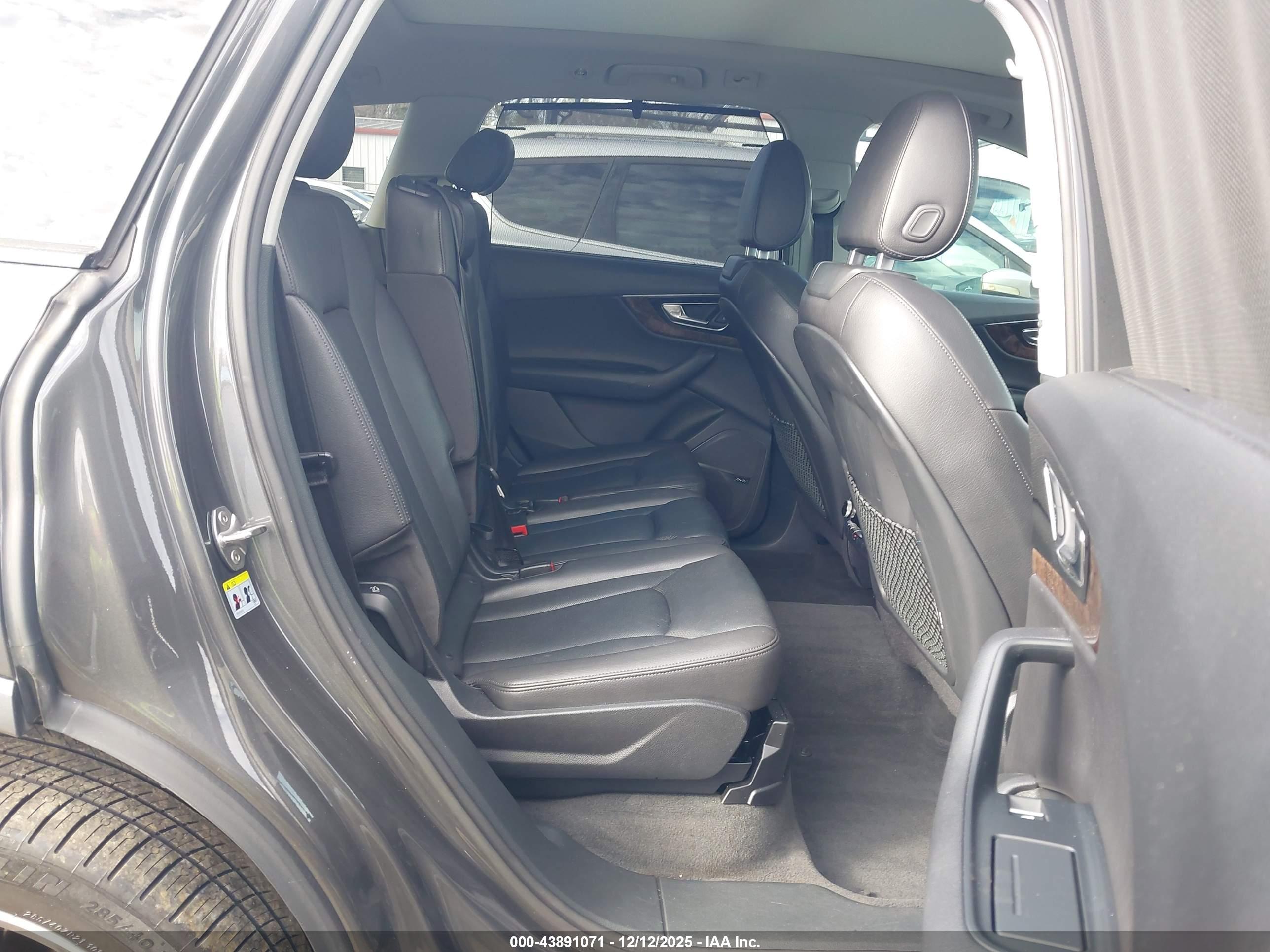 AUDI Q7 image 8
