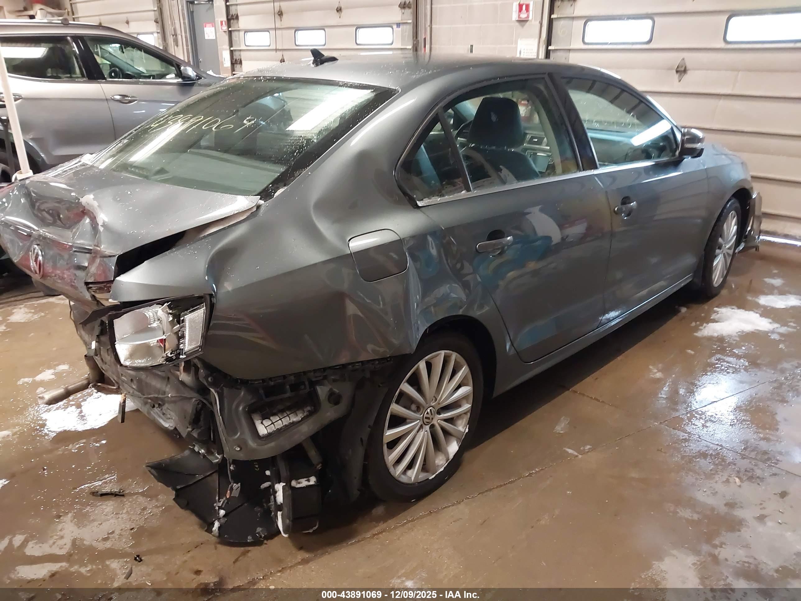 VOLKSWAGEN JETTA image 4