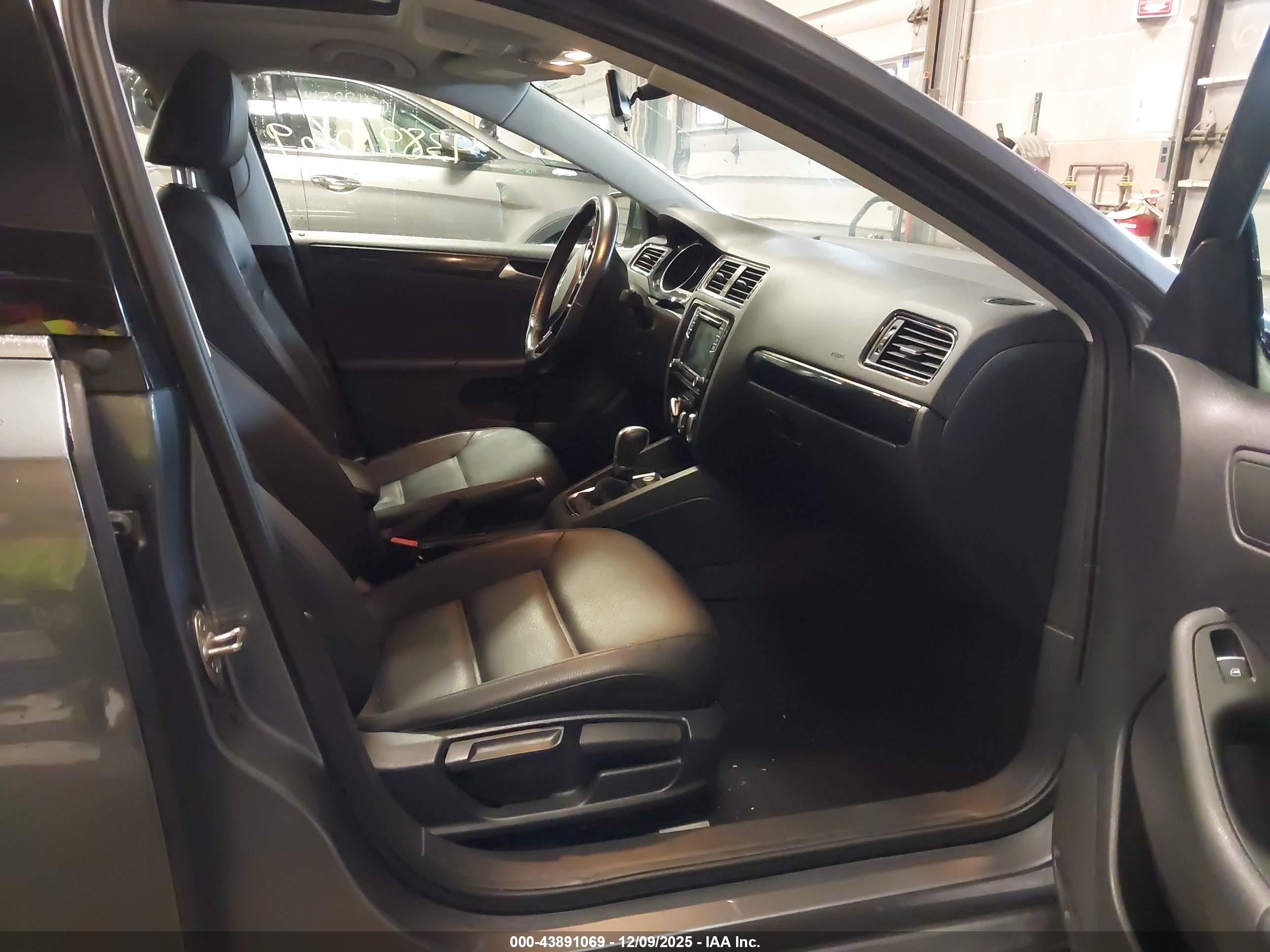 VOLKSWAGEN JETTA image 5
