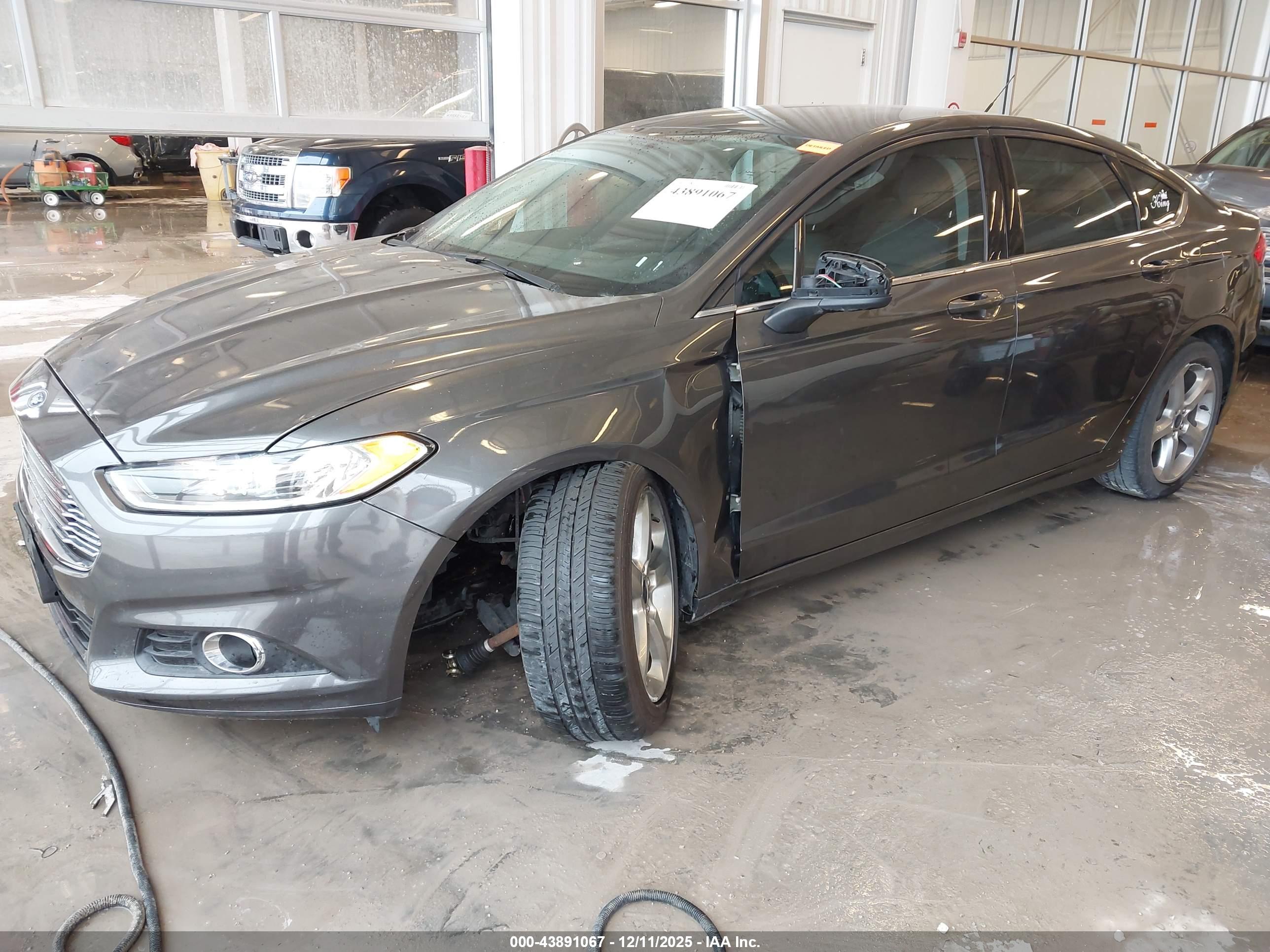 FORD FUSION image 2