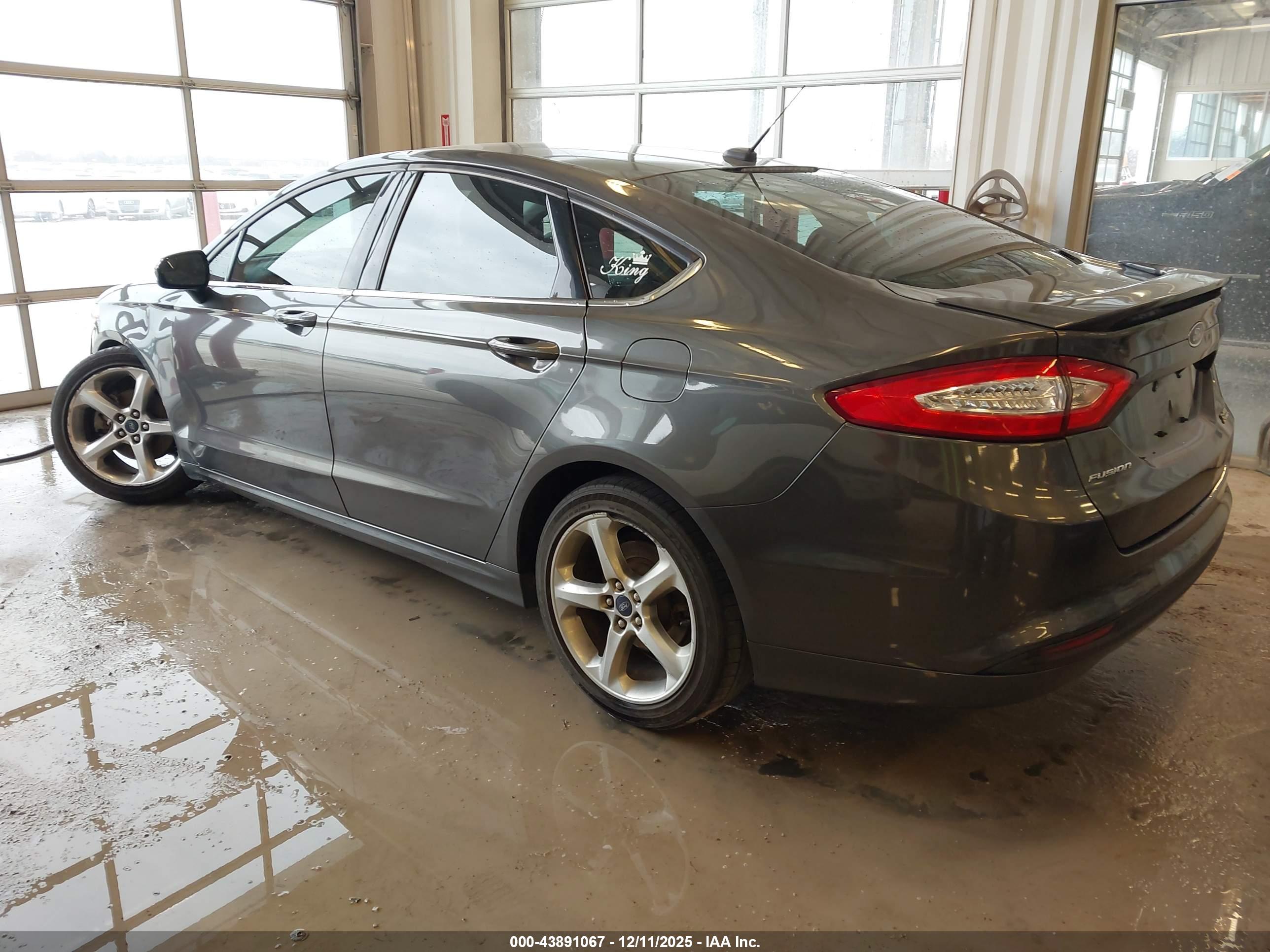 FORD FUSION image 3