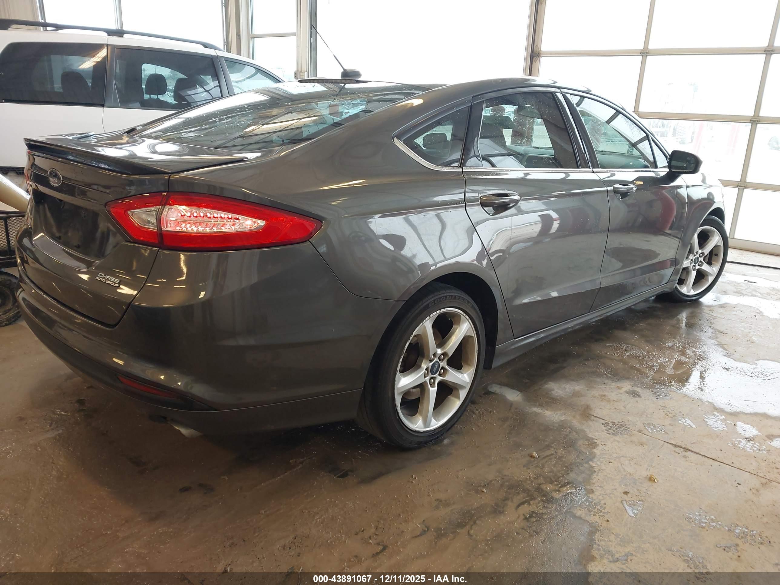 FORD FUSION image 4