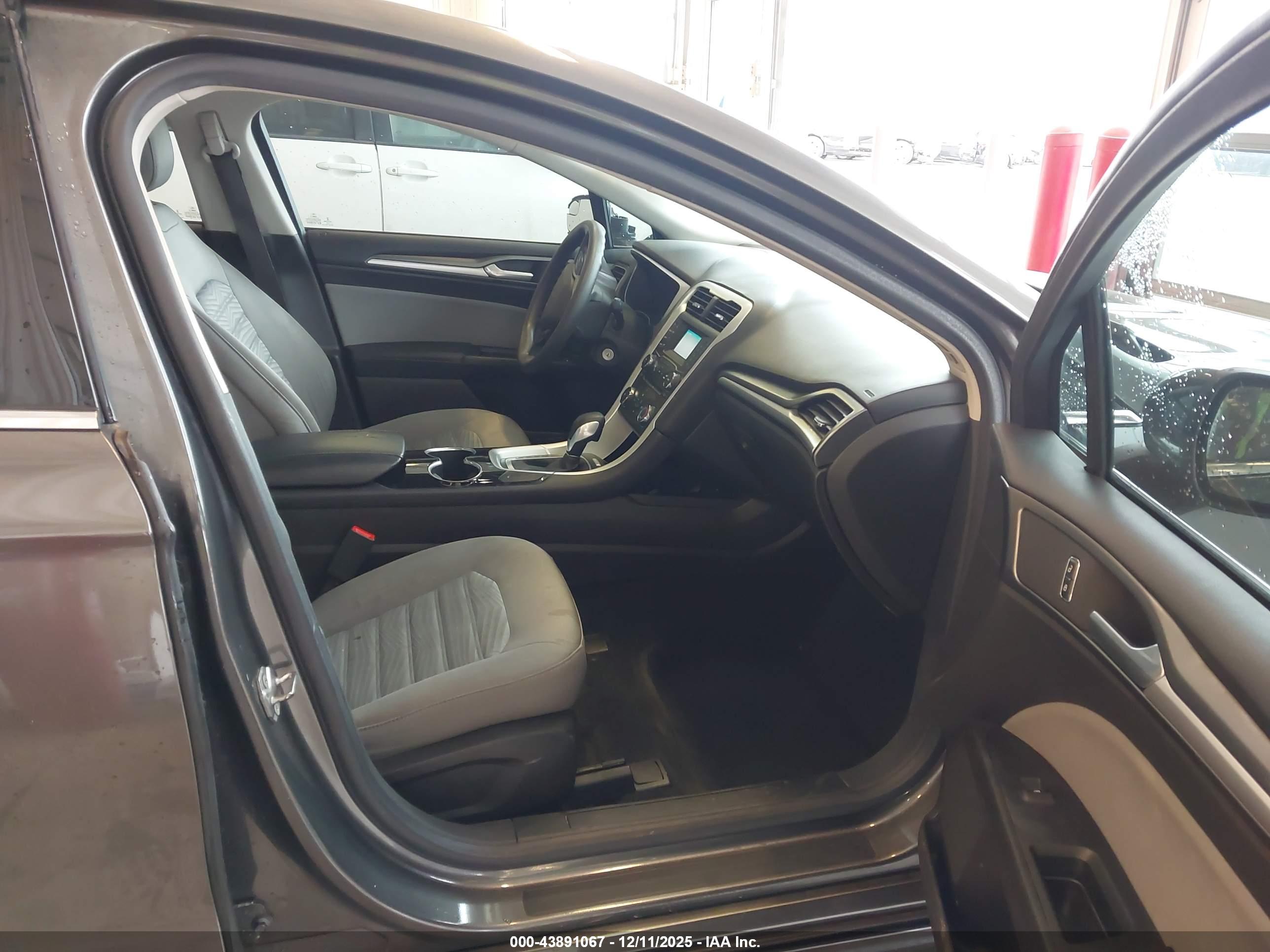FORD FUSION image 5