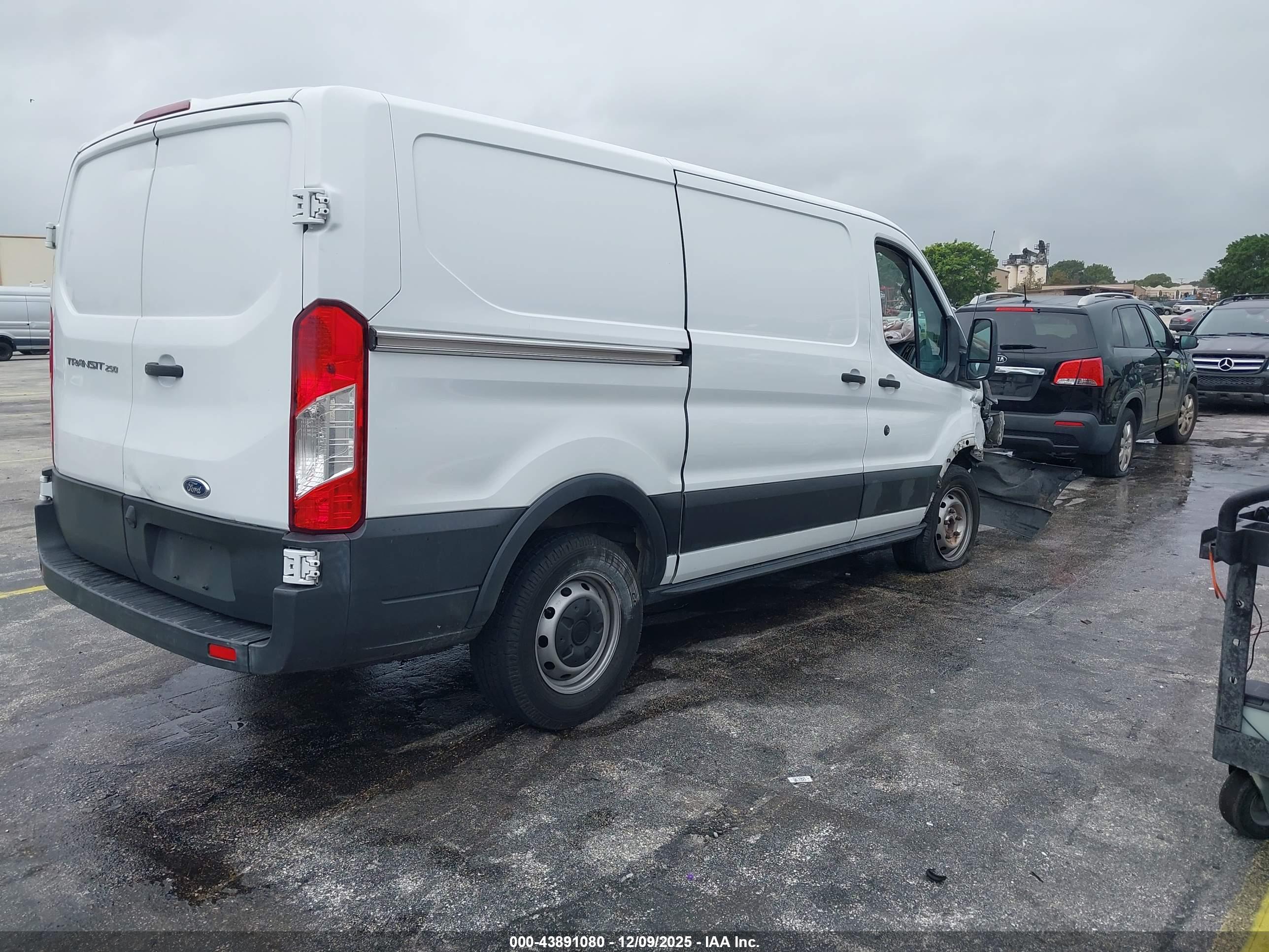 FORD TRANSIT-250 image 4
