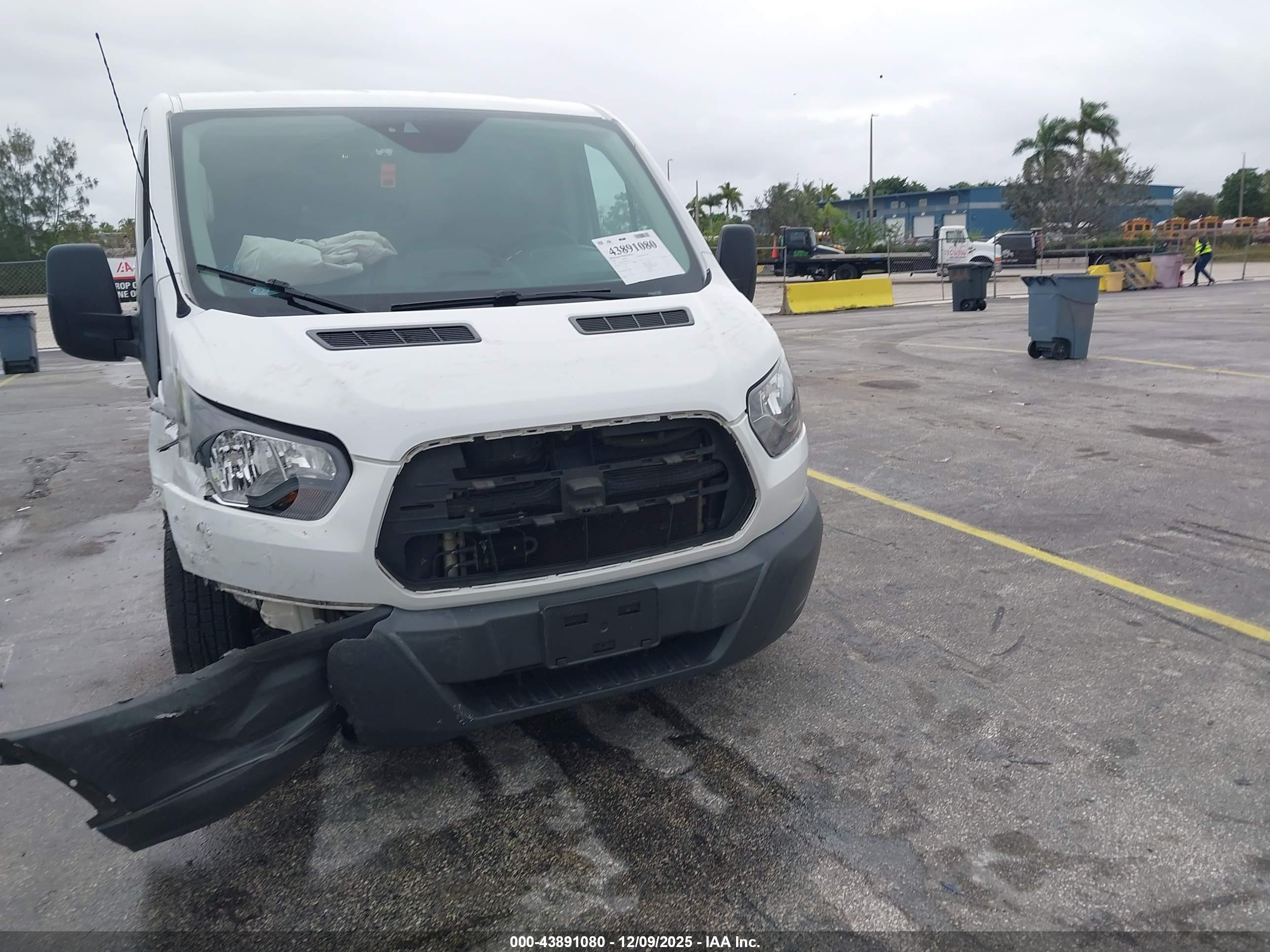 FORD TRANSIT-250 image 6