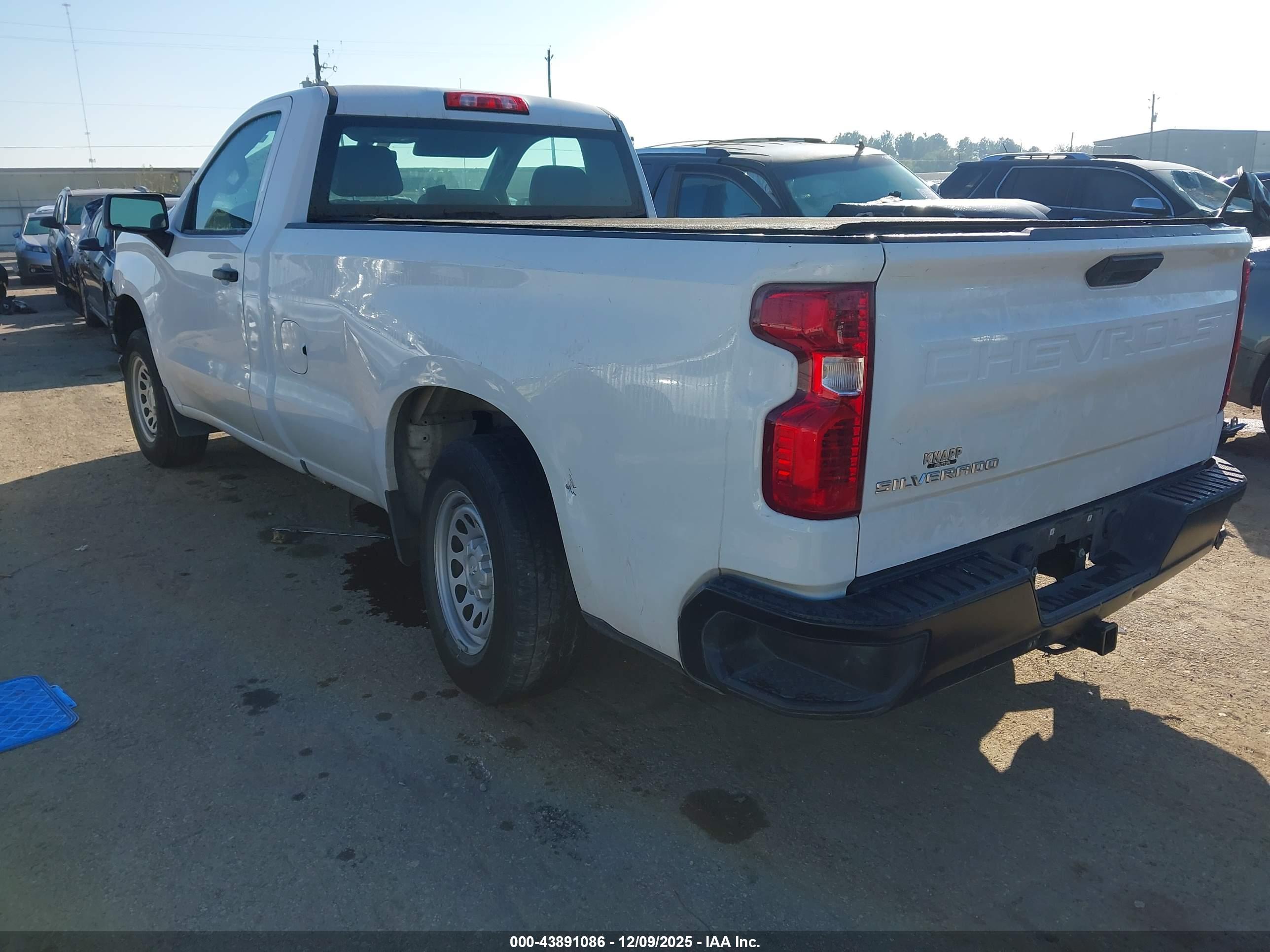 CHEVROLET SILVERADO image 3