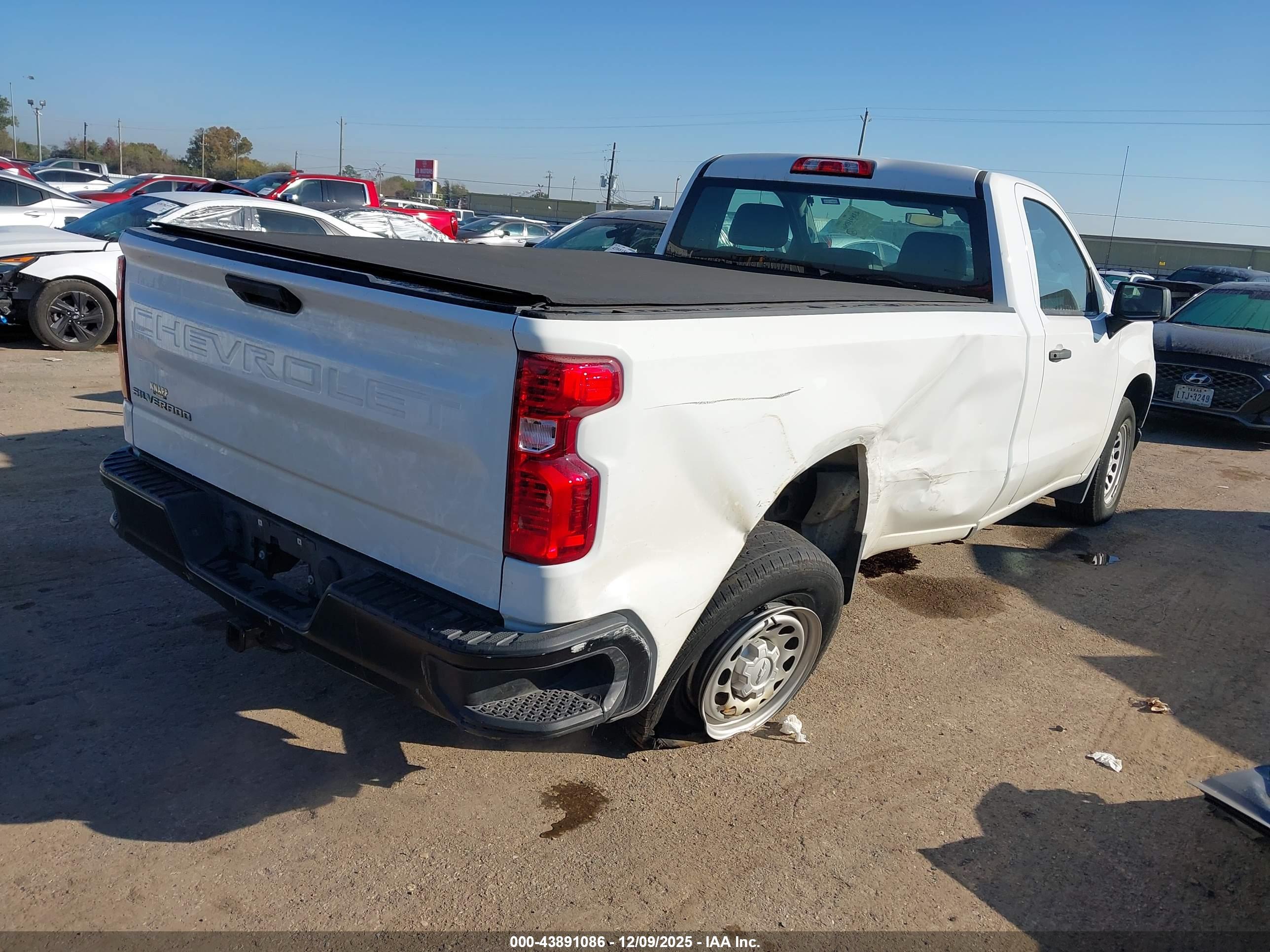 CHEVROLET SILVERADO image 4