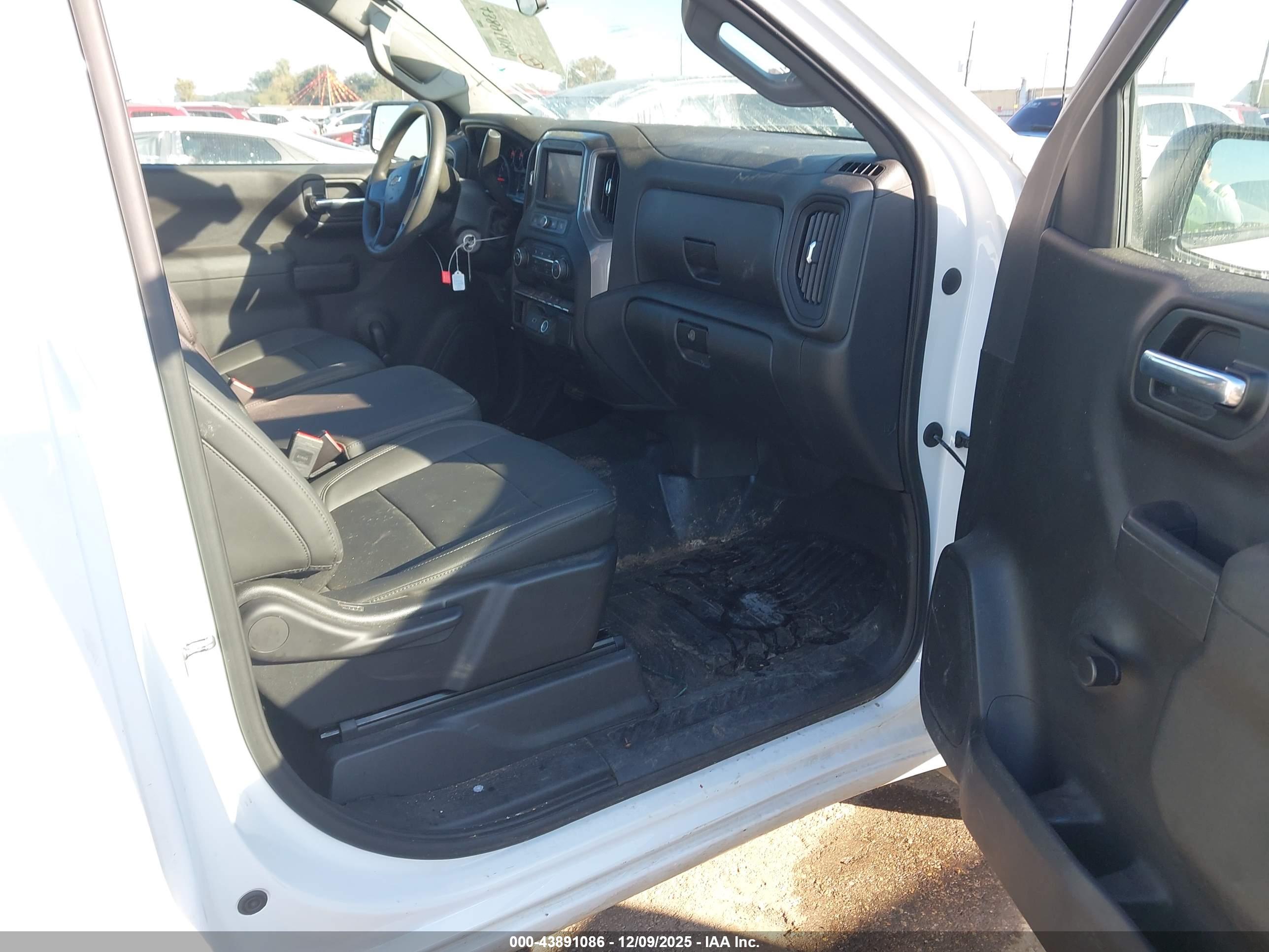 CHEVROLET SILVERADO image 5