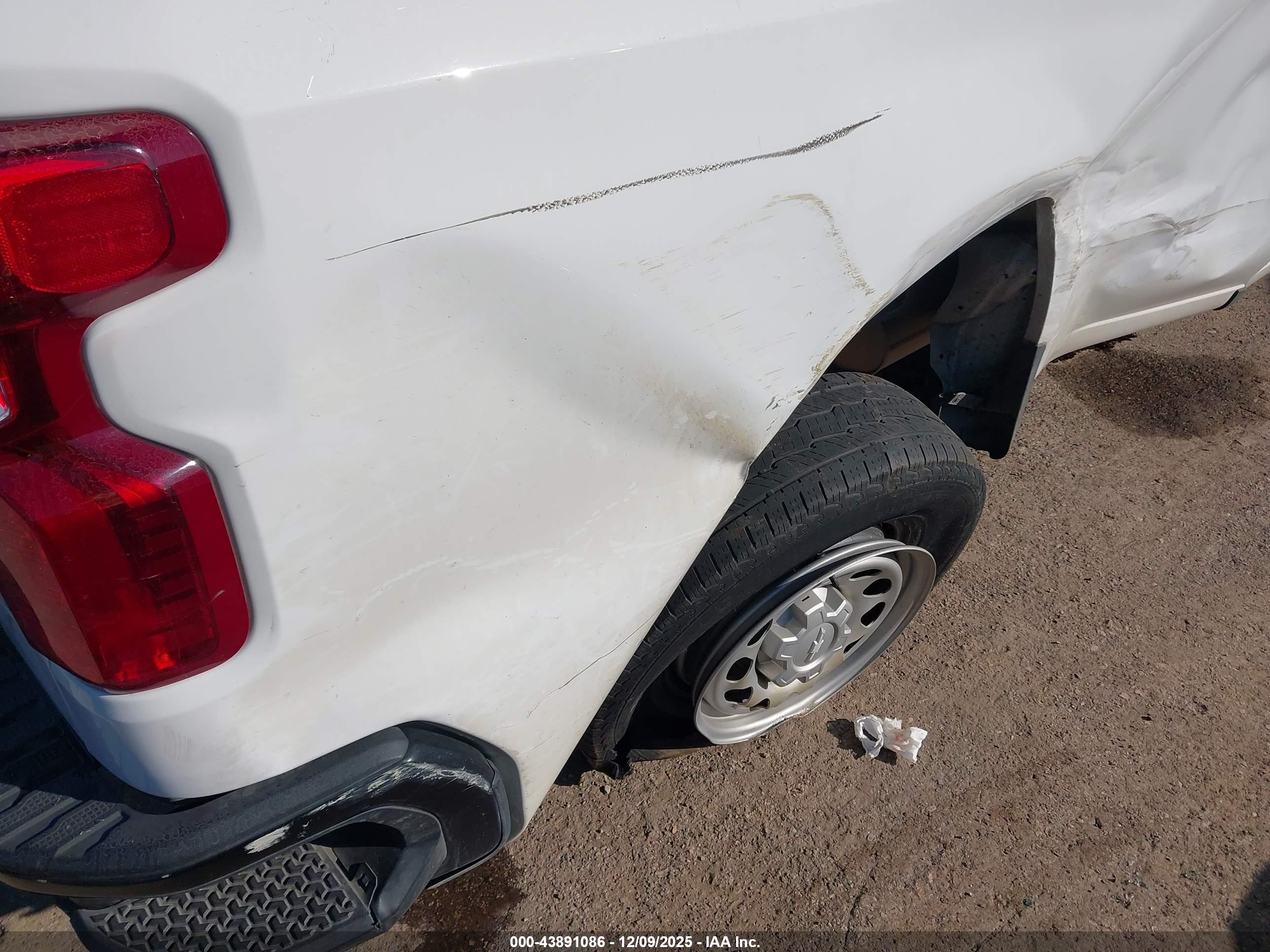 CHEVROLET SILVERADO image 6