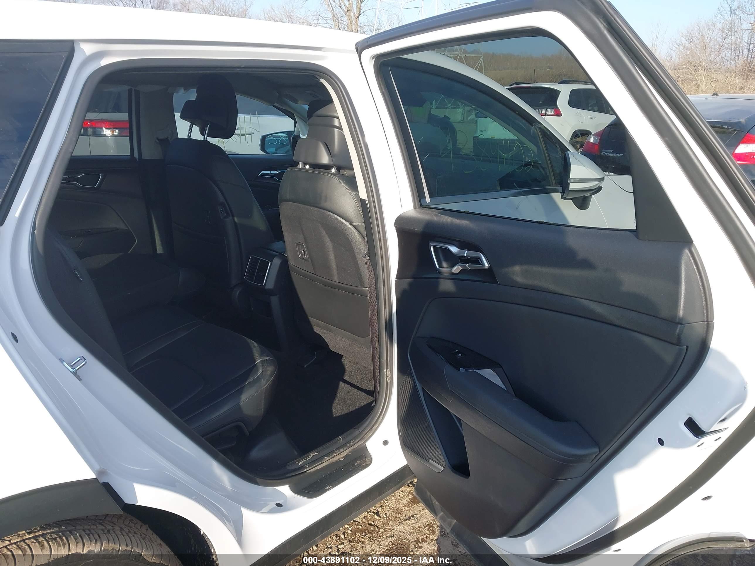 KIA SPORTAGE image 8