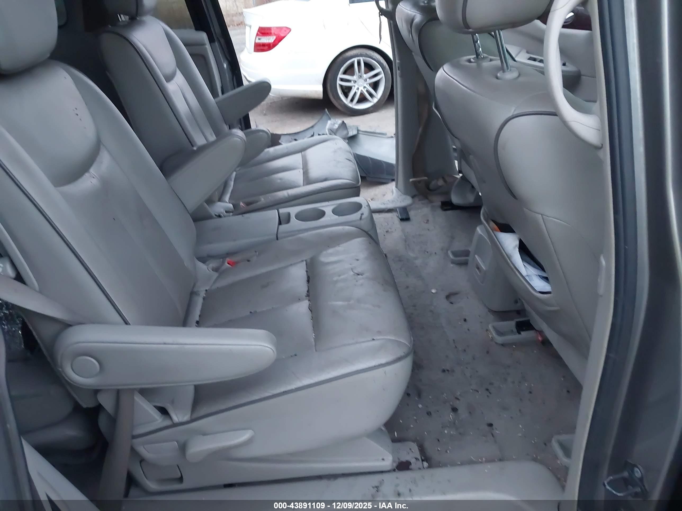 NISSAN QUEST image 8
