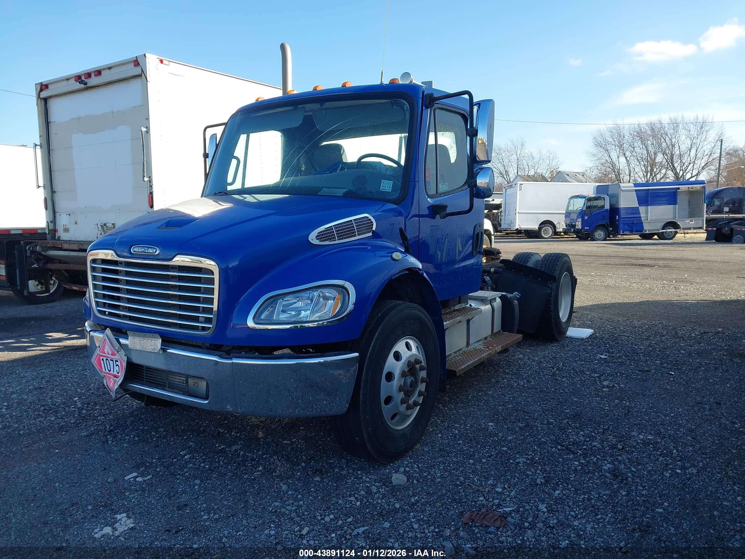FREIGHTLINER M2 image 2