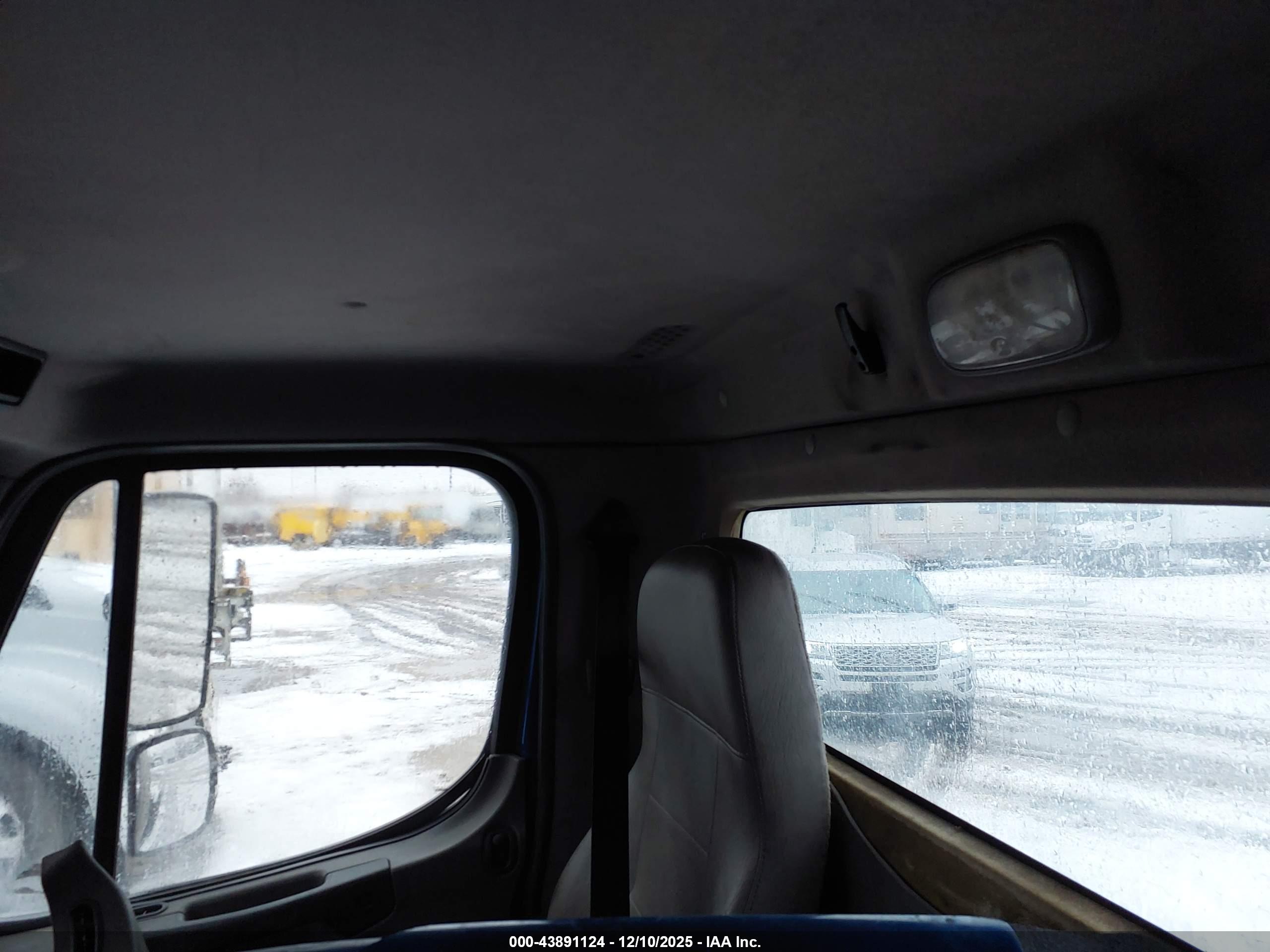 FREIGHTLINER M2 image 7