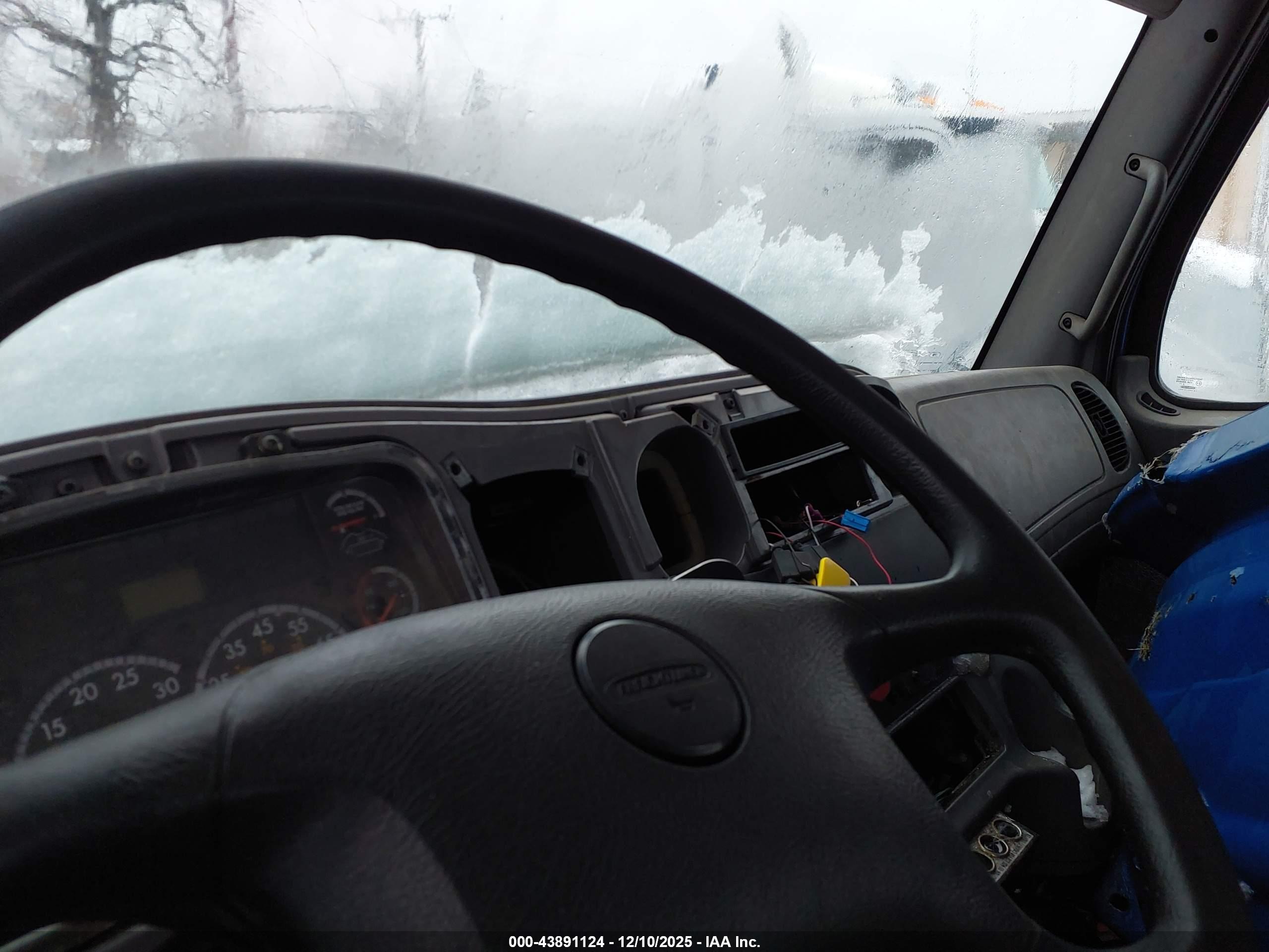 FREIGHTLINER M2 image 8