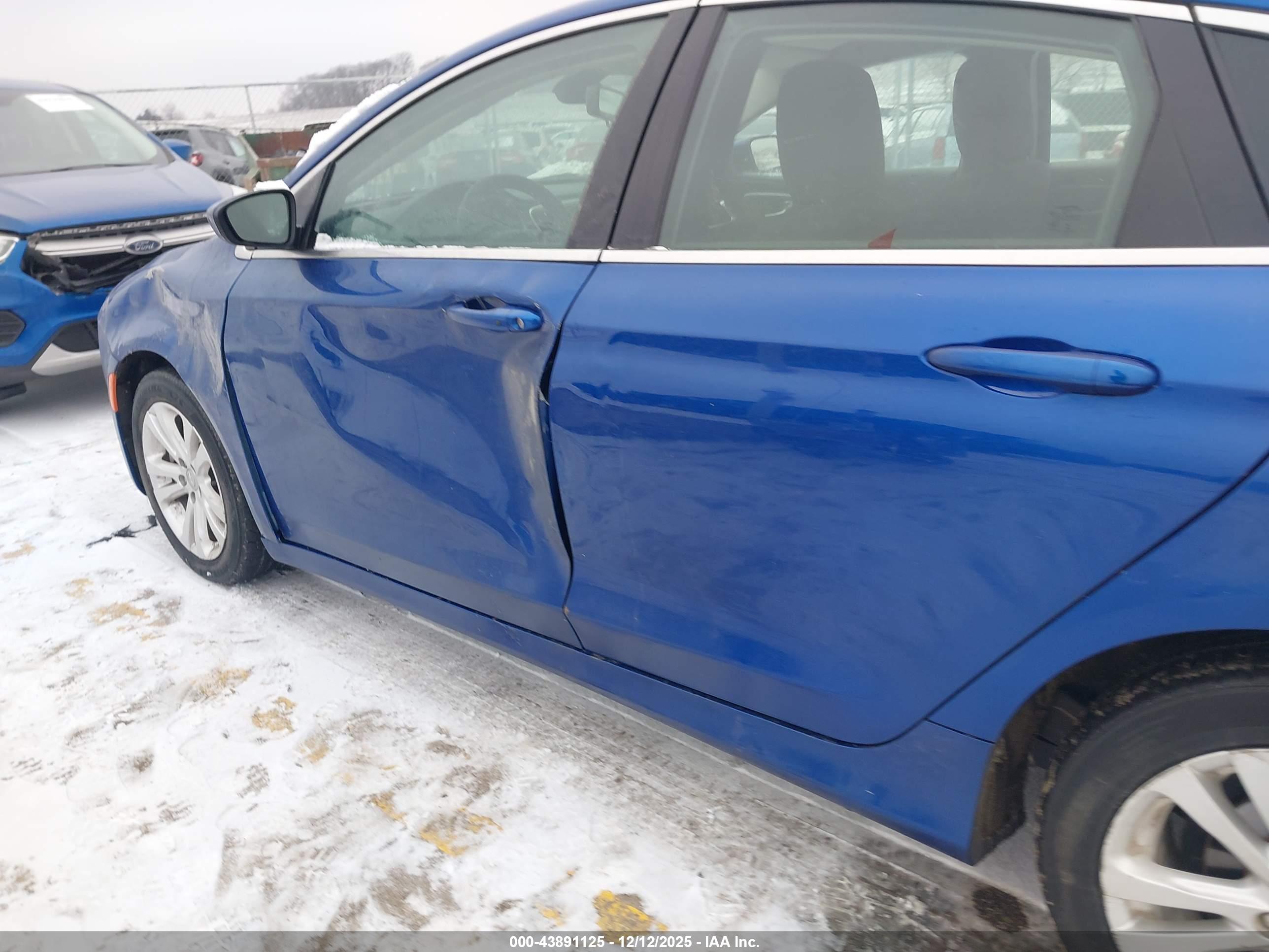 CHRYSLER 200 image 6