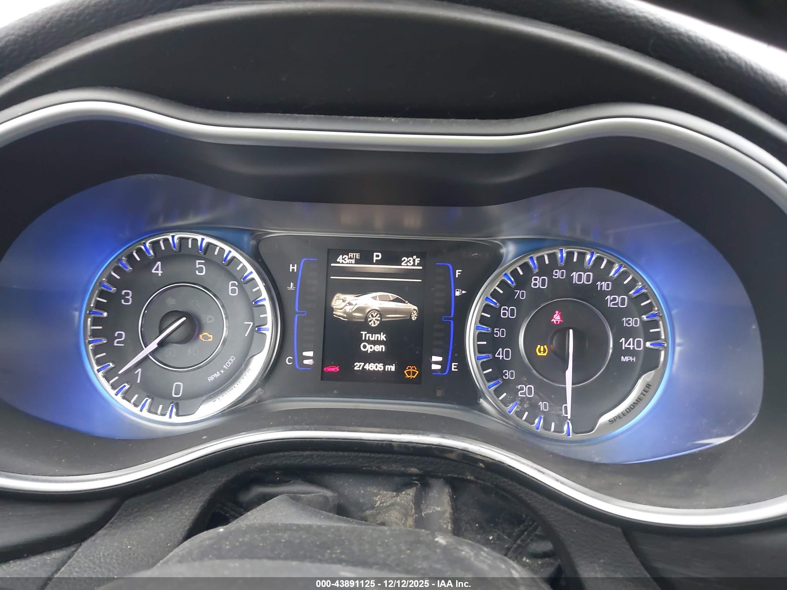 CHRYSLER 200 image 7
