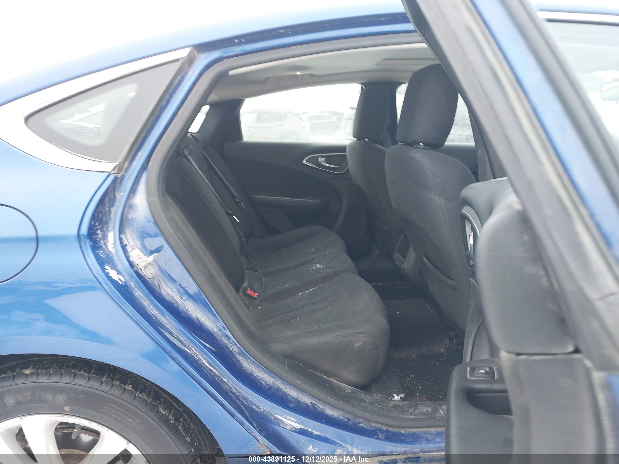 CHRYSLER 200 image 8