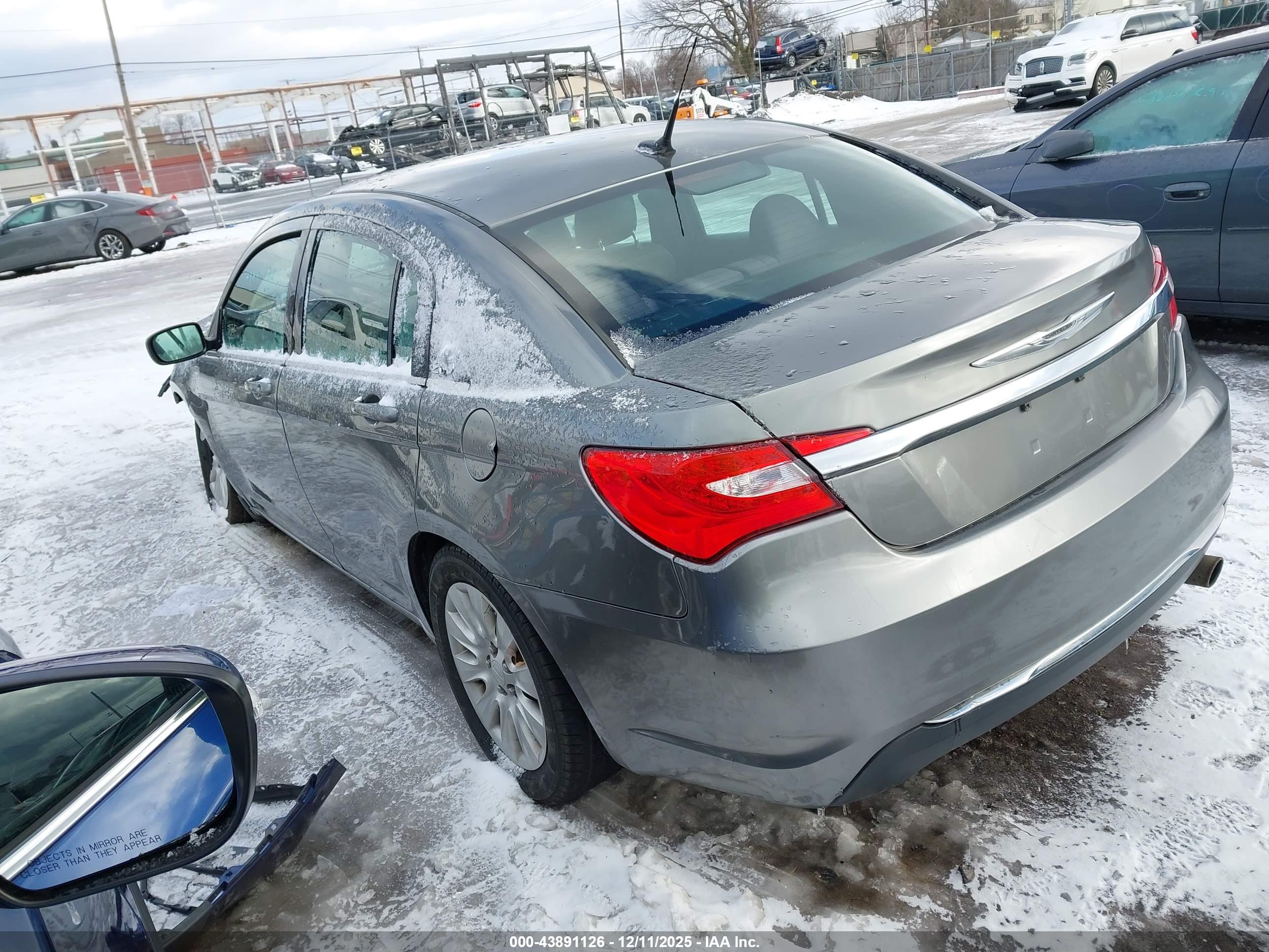 CHRYSLER 200 image 3