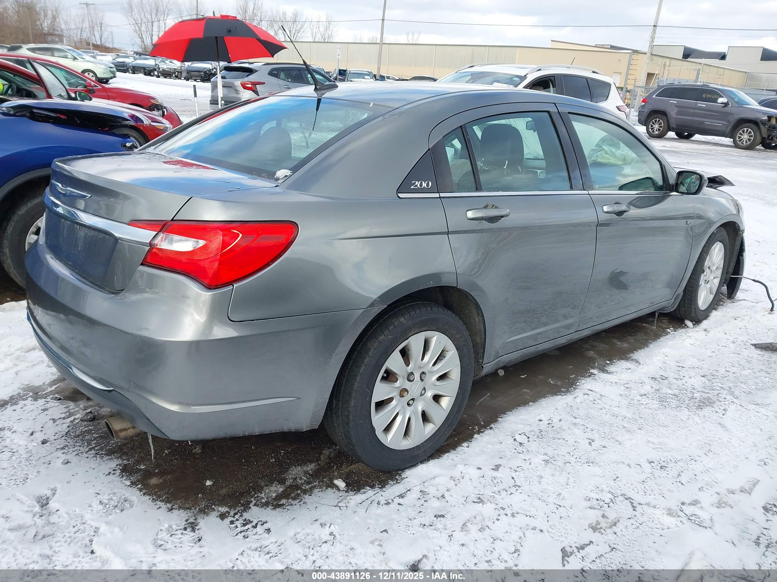 CHRYSLER 200 image 4