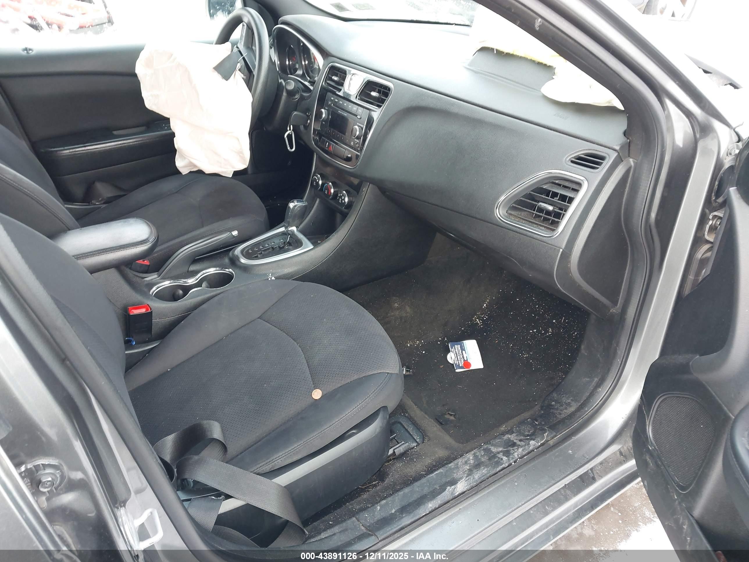 CHRYSLER 200 image 5