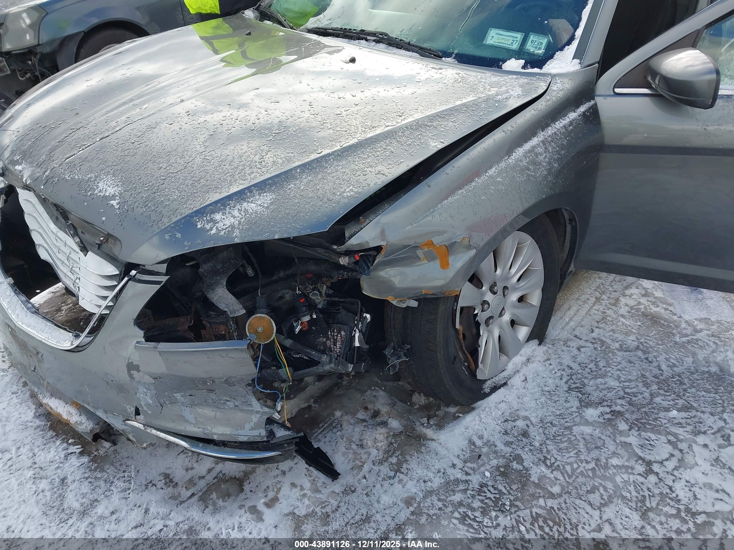 CHRYSLER 200 image 6