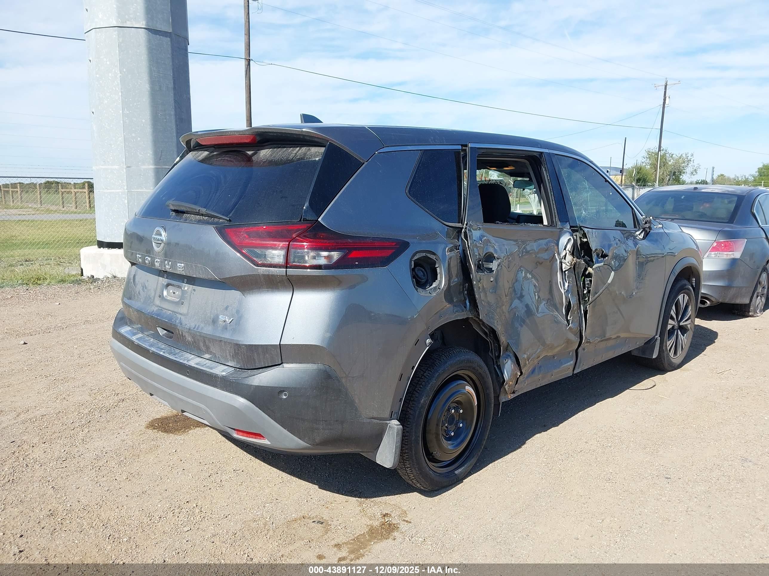 NISSAN ROGUE image 4