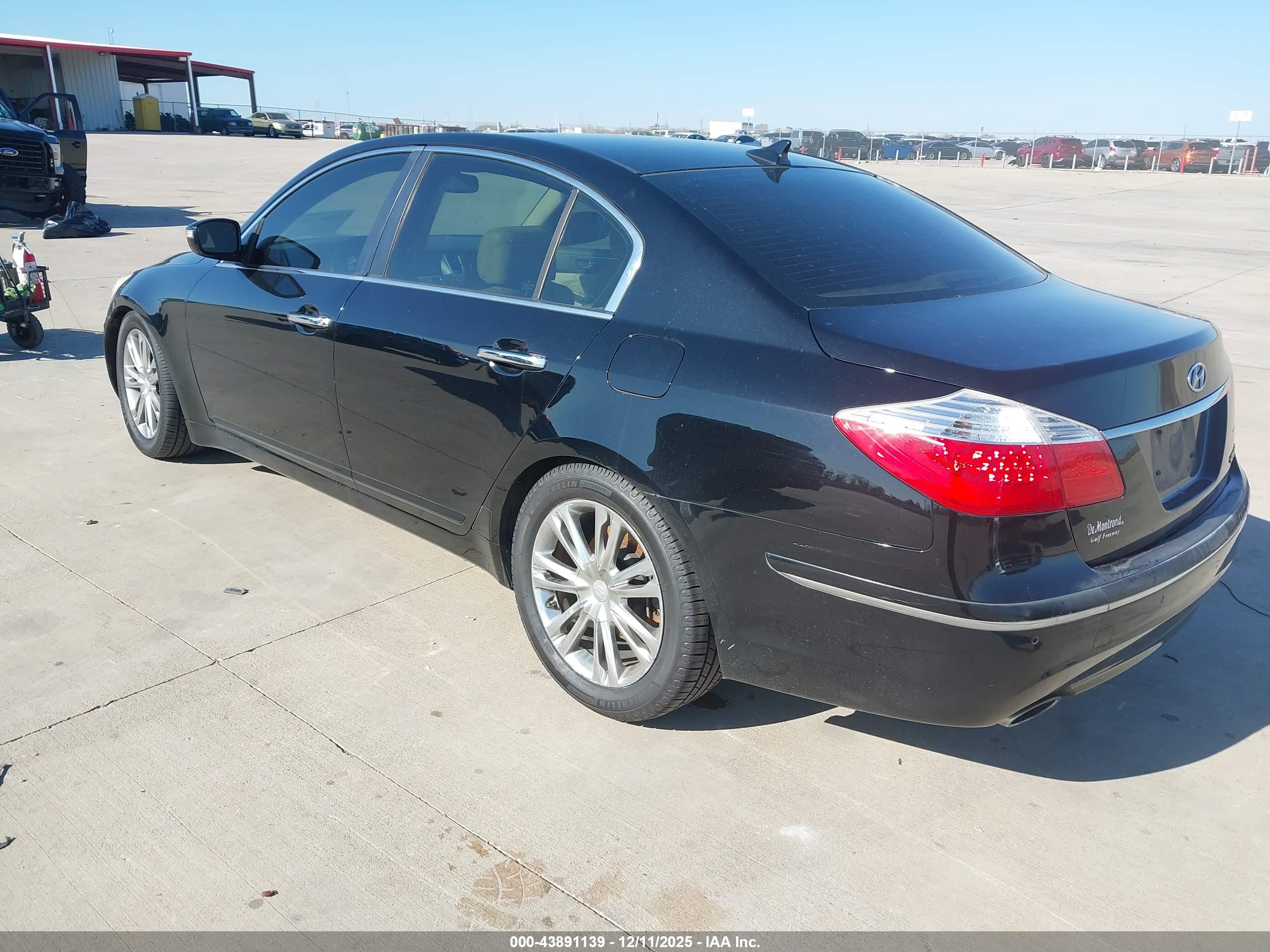 HYUNDAI GENESIS image 3