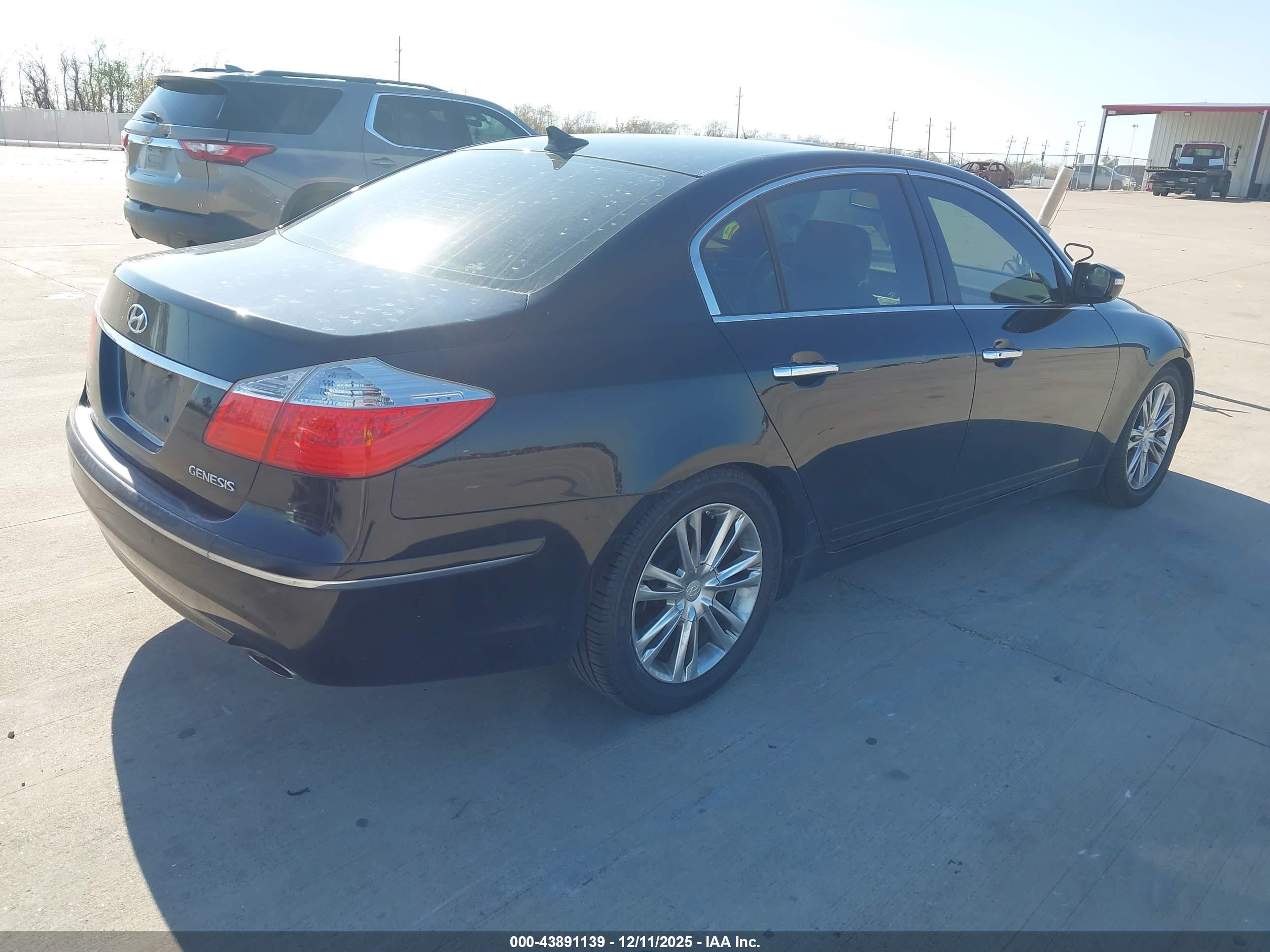 HYUNDAI GENESIS image 4
