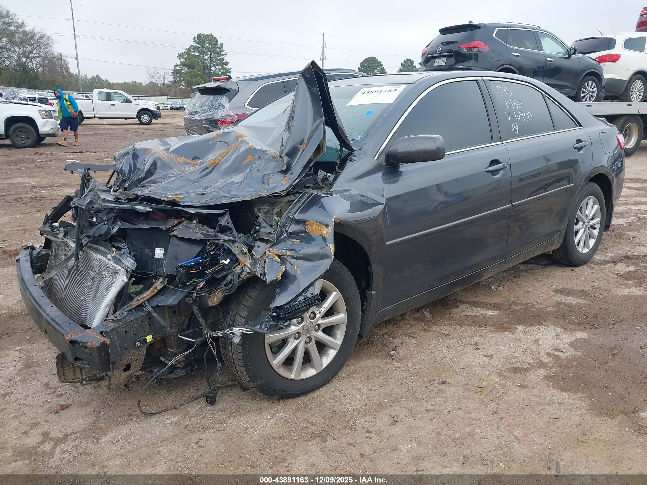 TOYOTA CAMRY image 2