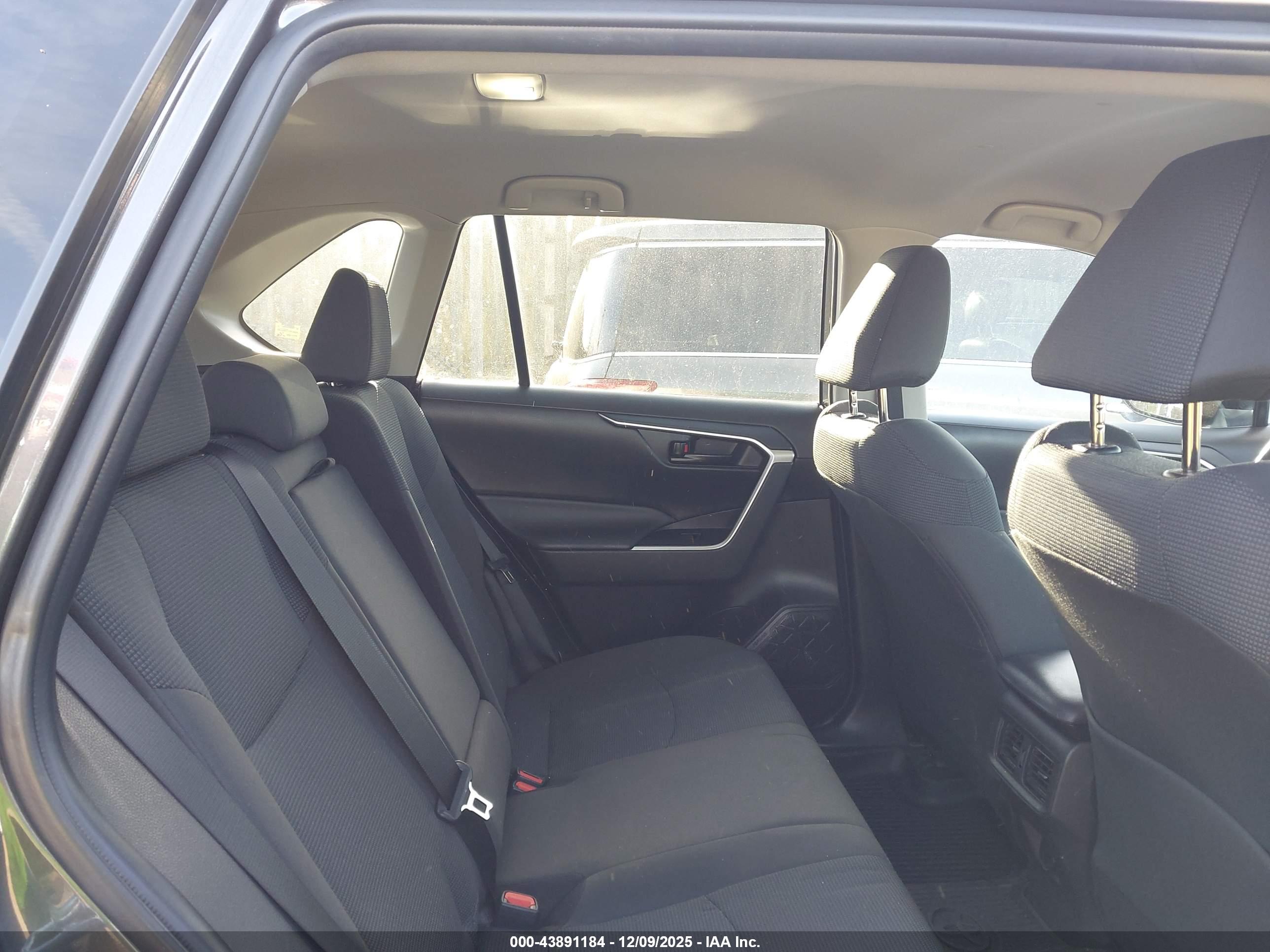 TOYOTA RAV4 image 8