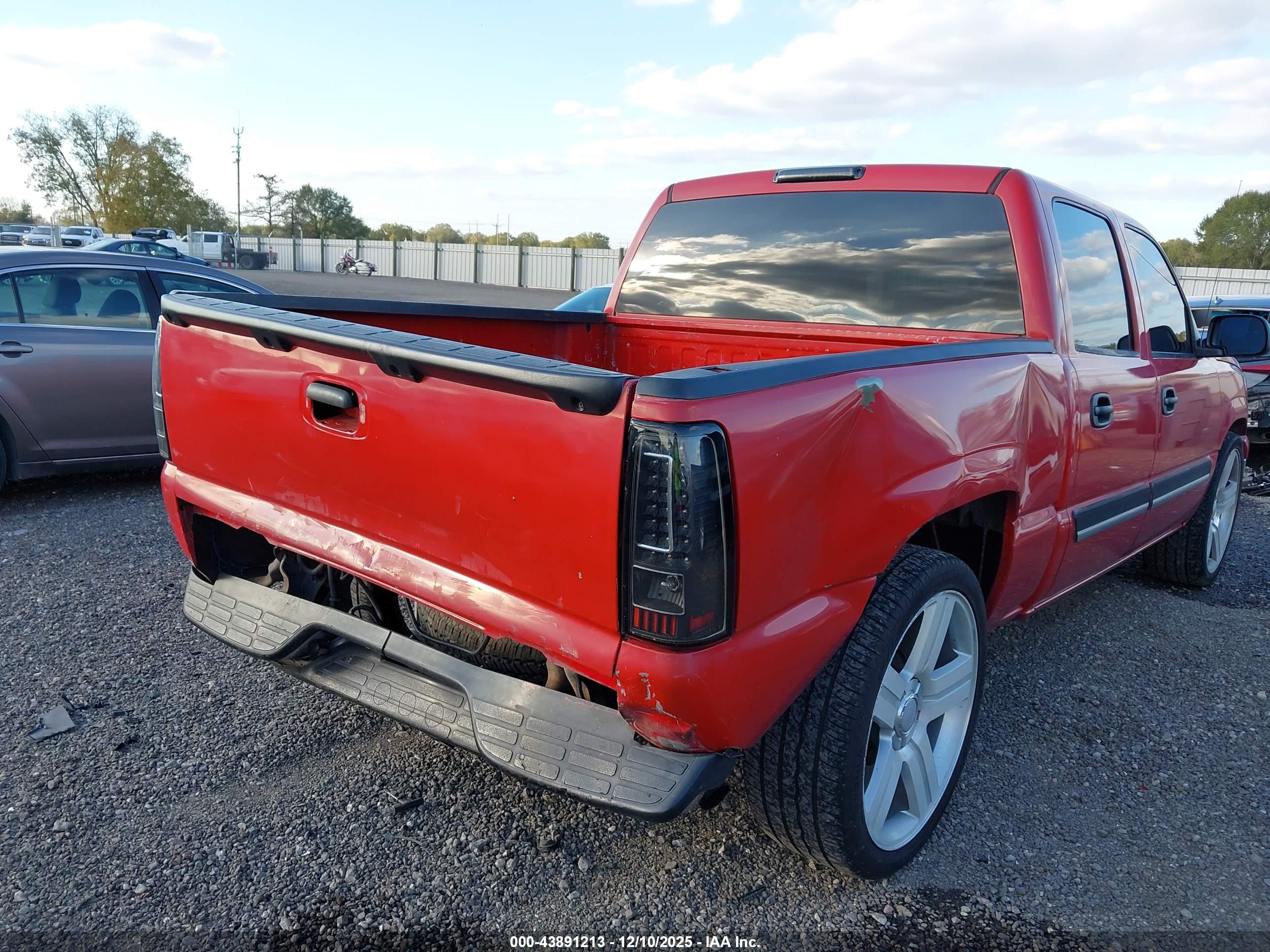 CHEVROLET SILVERADO image 6