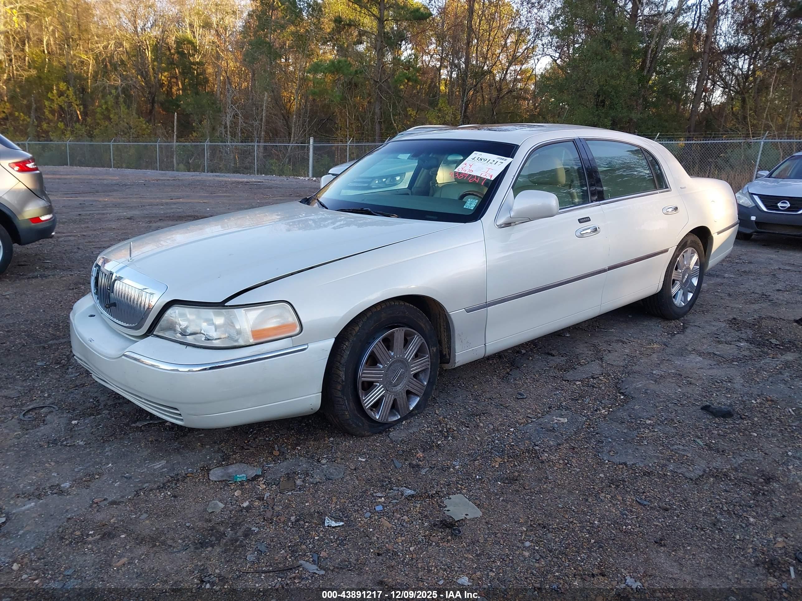 LINCOLN TOWN image 2