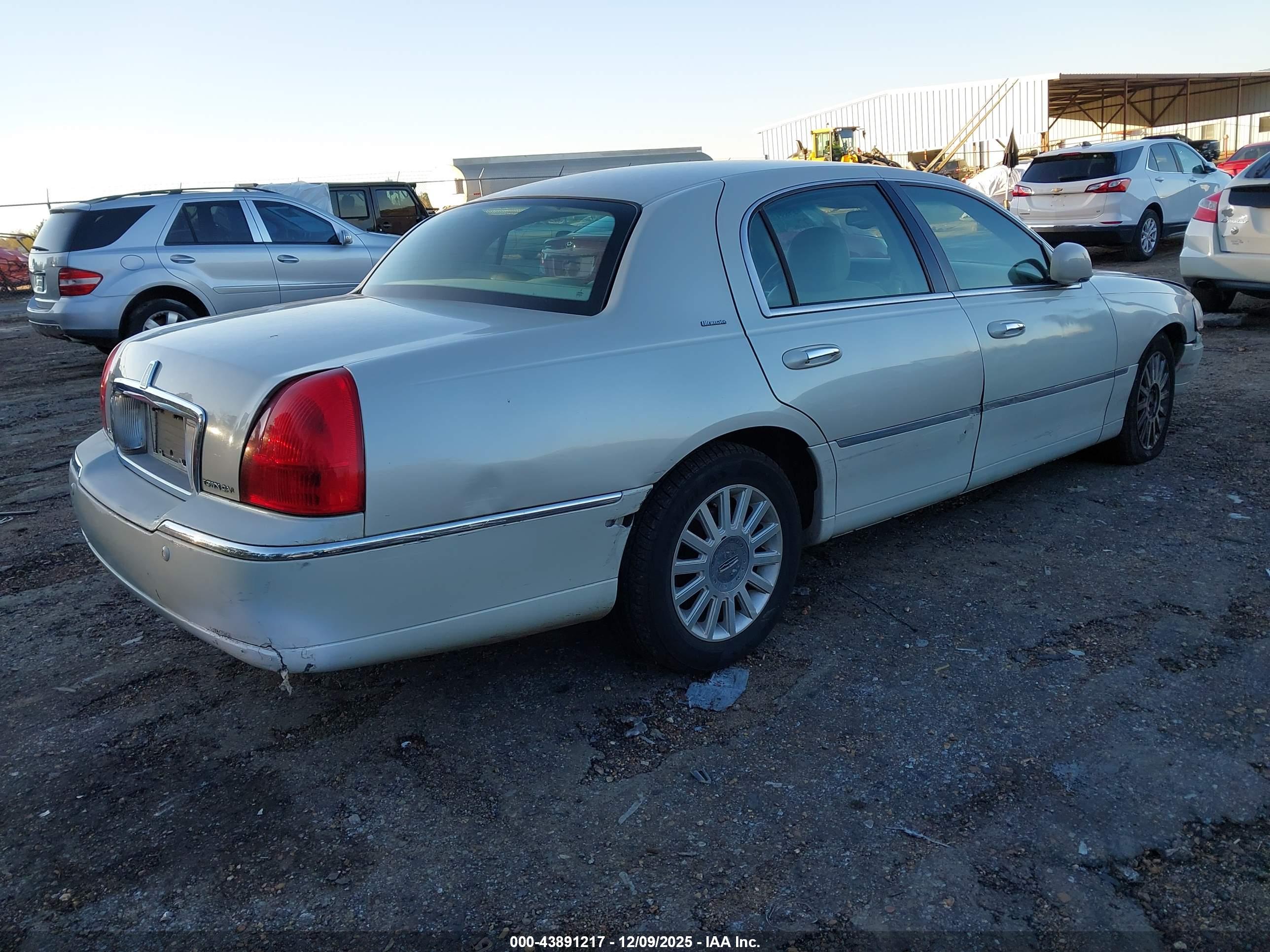 LINCOLN TOWN image 4