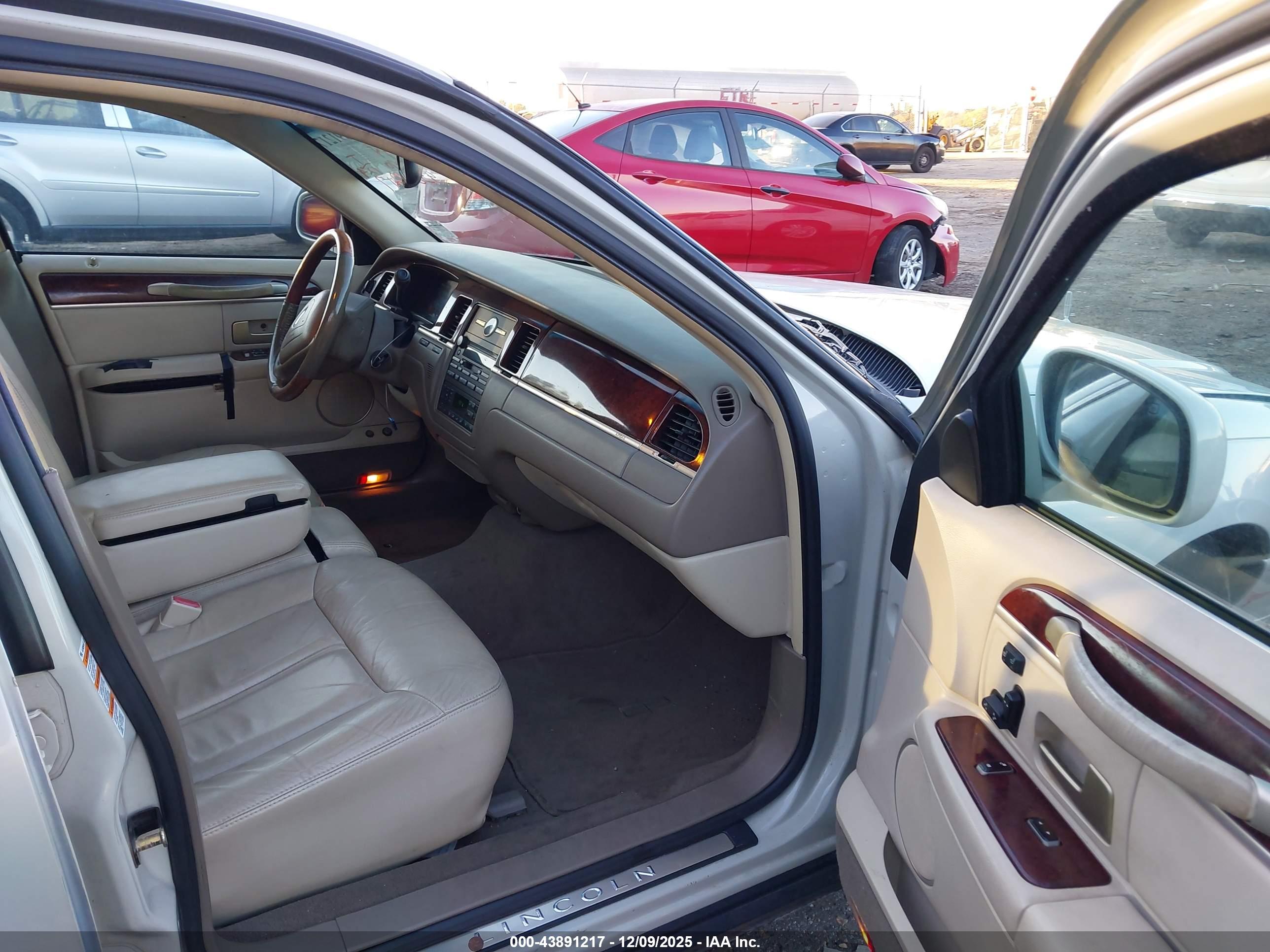 LINCOLN TOWN image 5
