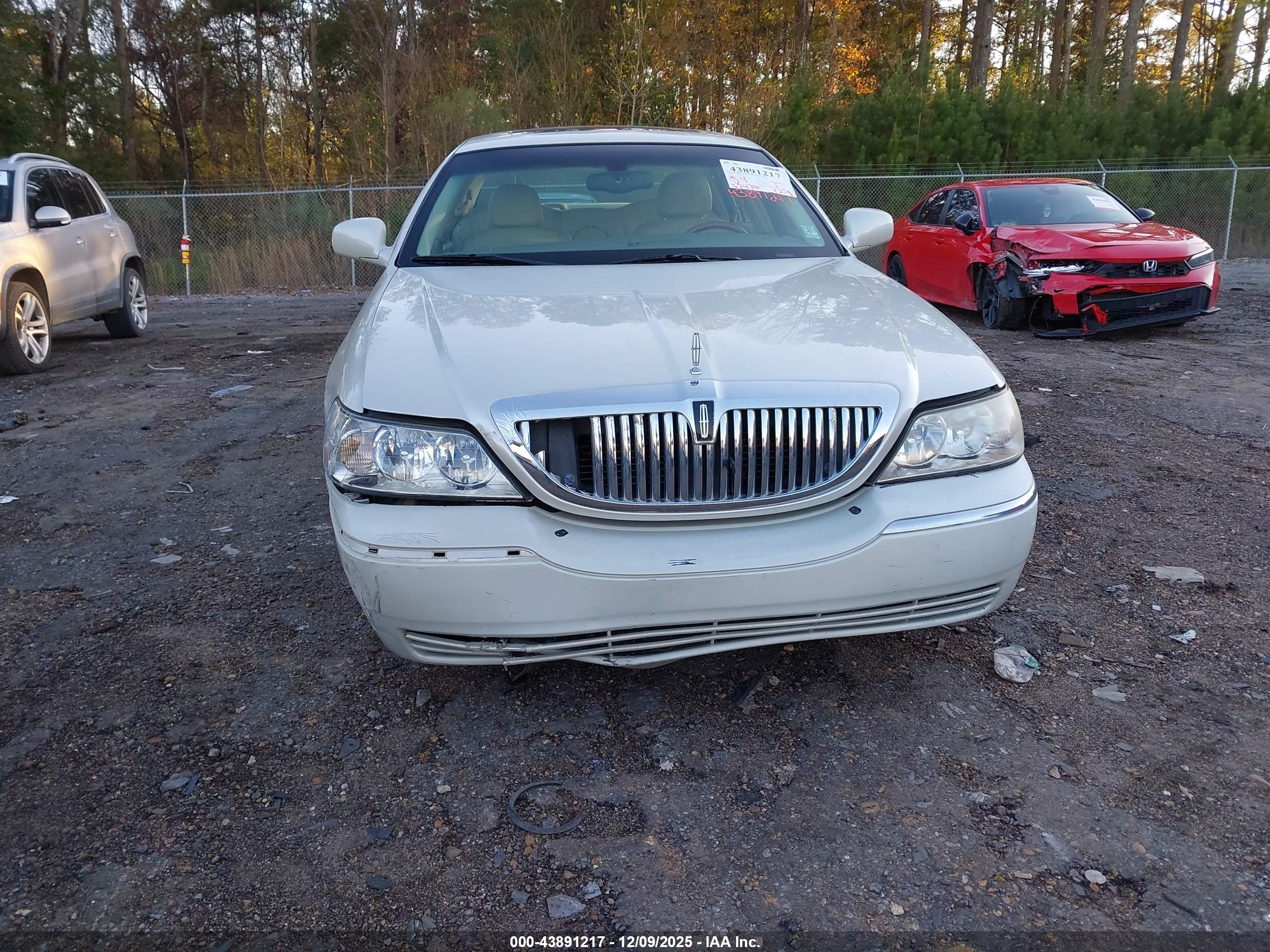 LINCOLN TOWN image 6