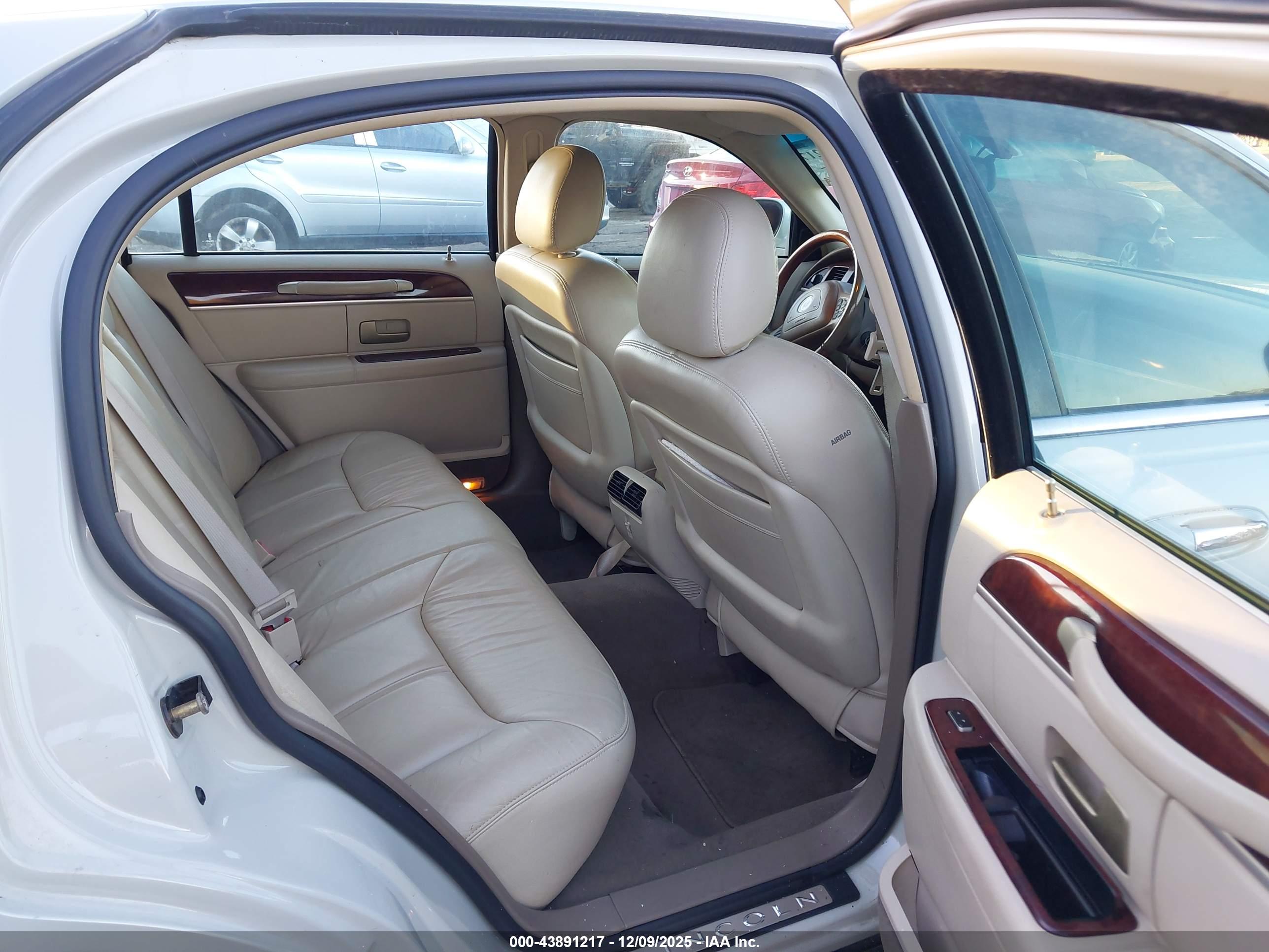 LINCOLN TOWN image 8