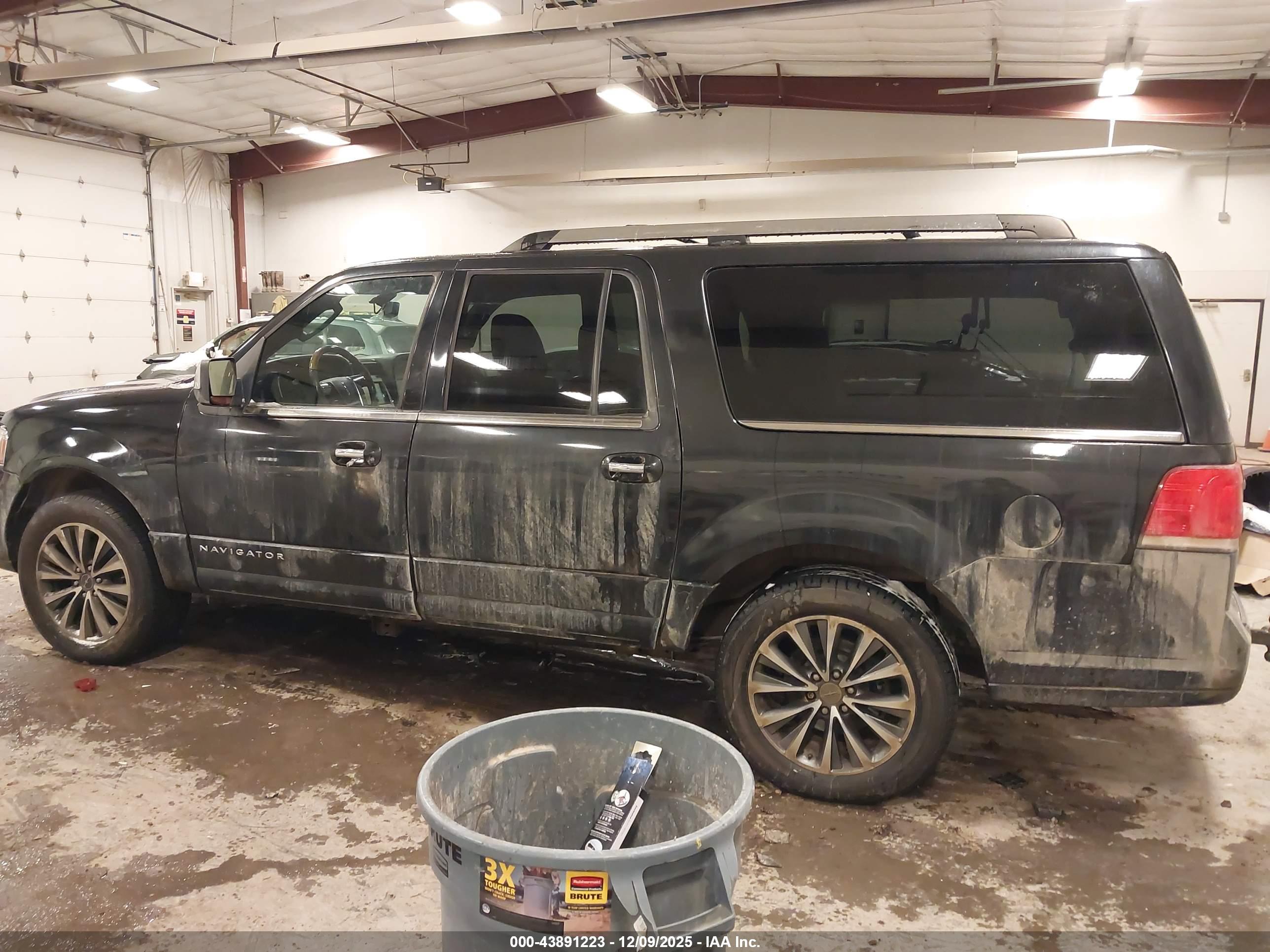 LINCOLN NAVIGATOR image 3