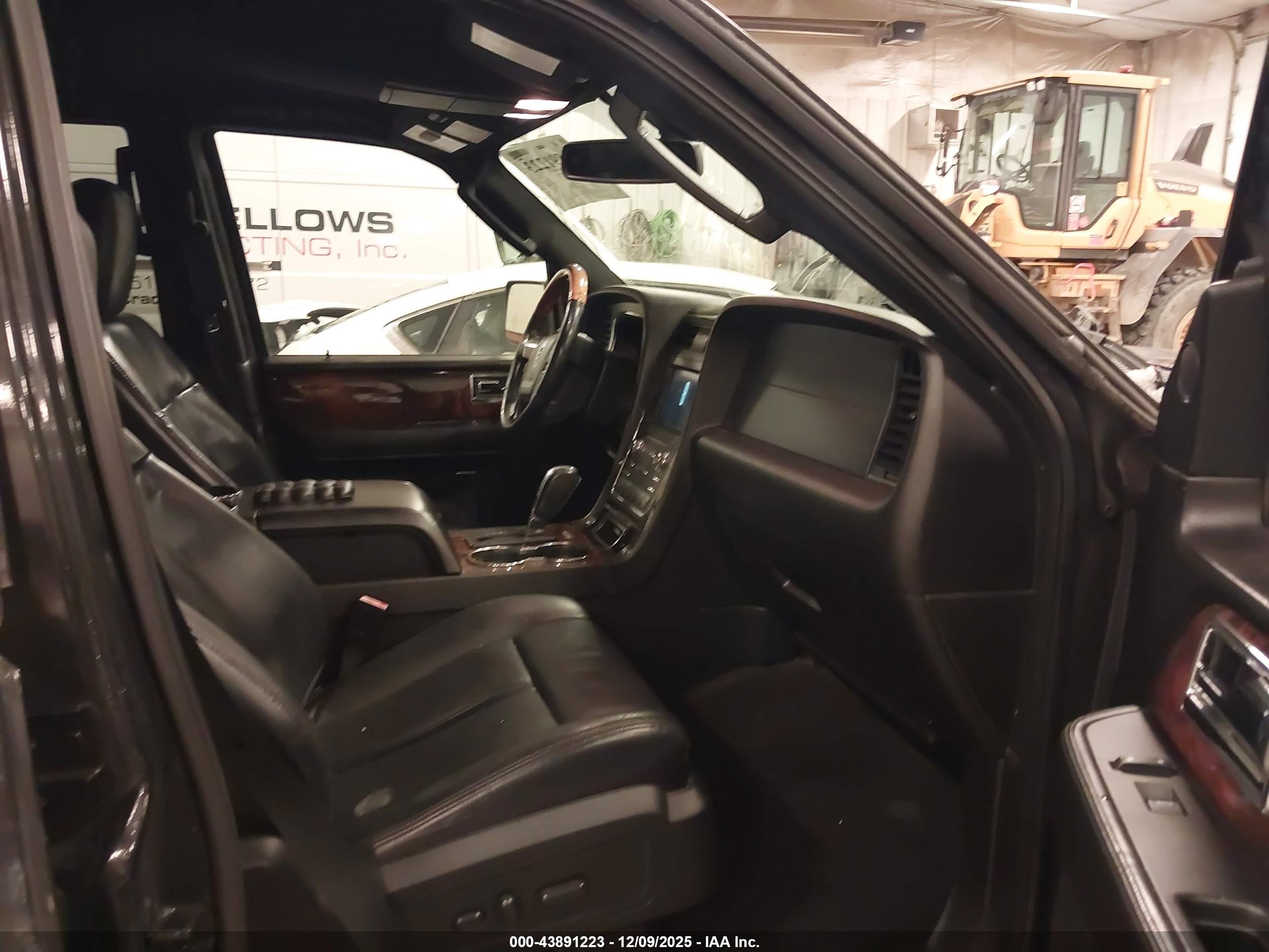 LINCOLN NAVIGATOR image 5