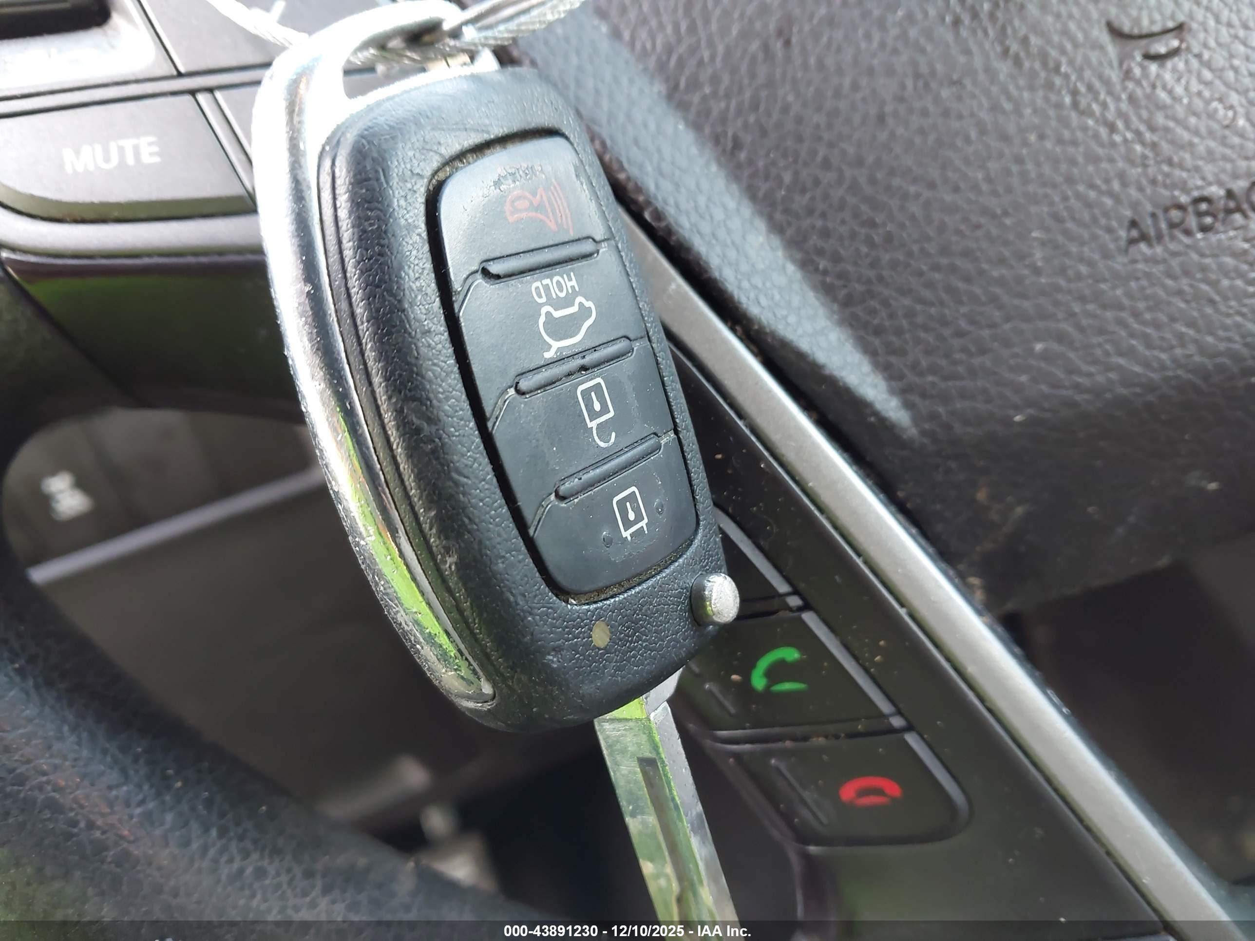 HYUNDAI SANTA image 11