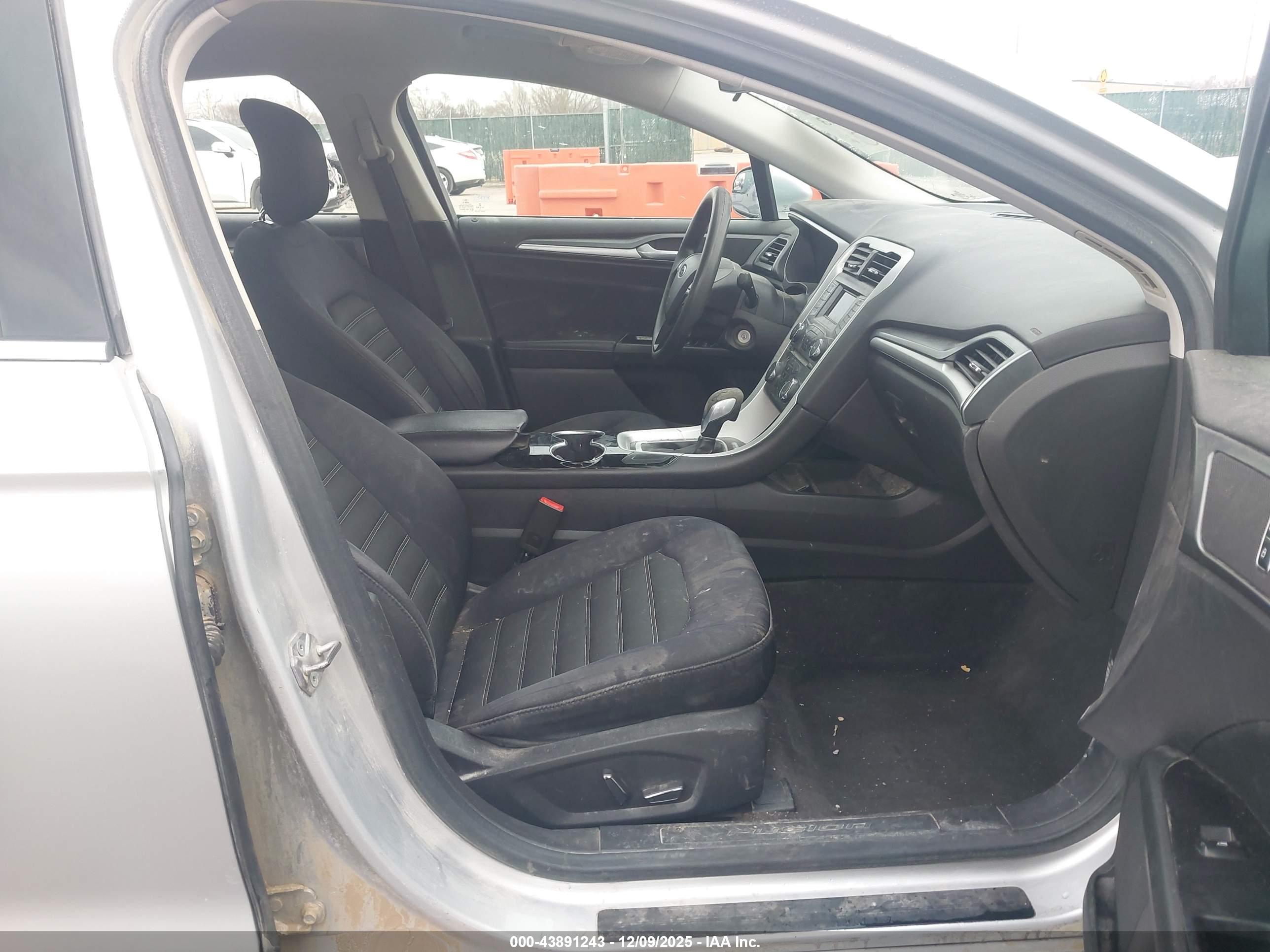 FORD FUSION image 5